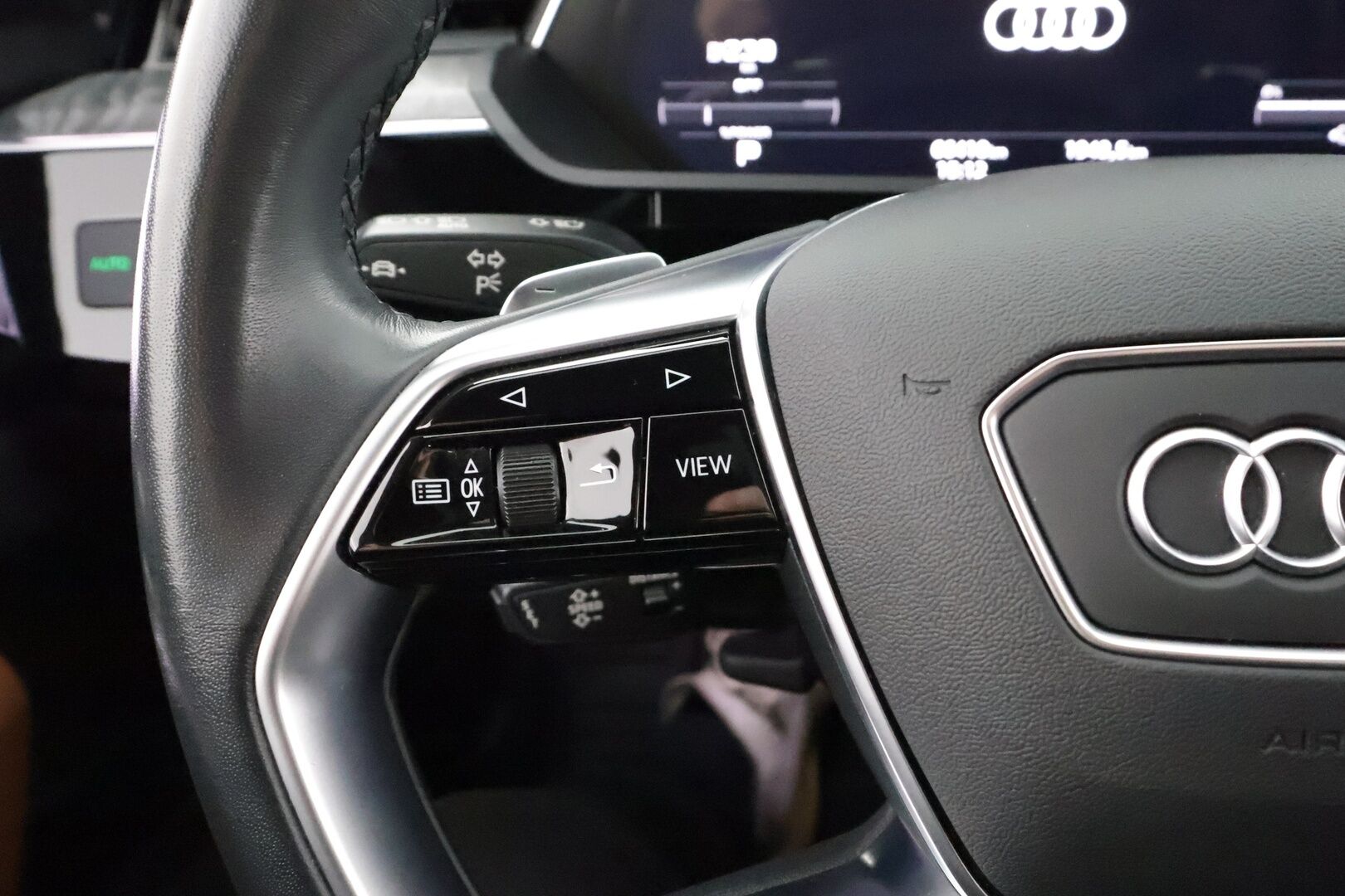 AUDI E-TRON 2023 S Line 55 quattro * ACC / Bang&Olufsen / Koukku / Panoraama / HUD / Ruskeat Nahat / Ilma-Alusta / P-Kamera ** - Akku kuntotarkastettu / Kahdet renkaat aluvanteilla / Merkkihuollettu / Supervarusteet! - HULLUT AVAJAISHULINAT KORKOTARJOUS 3,29 %