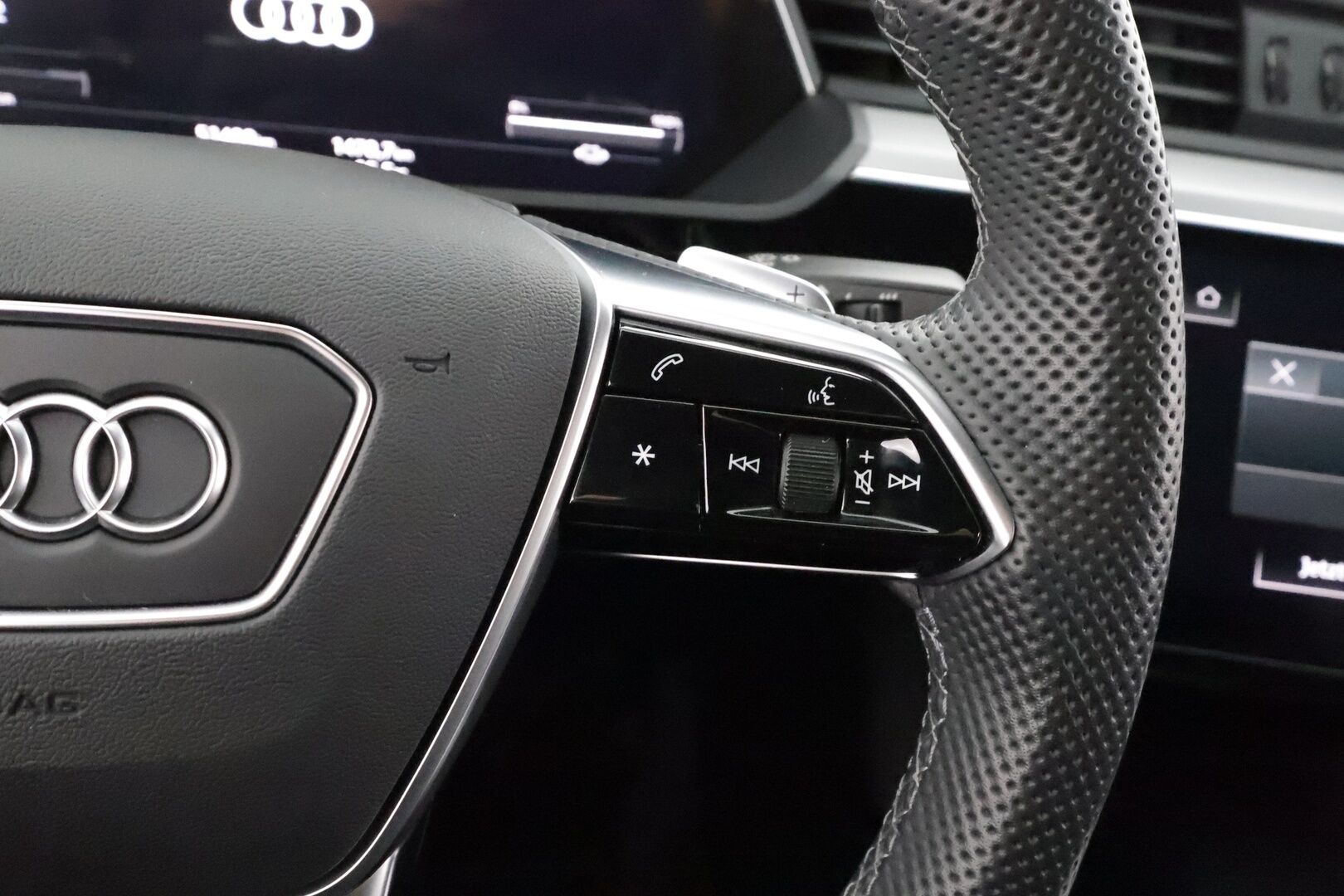 AUDI E-TRON 2023 Sportback Advanced 55 quattro * B&O / ACC / Matrix / P.Kamera / Sportpenkit / Kaistavahti / Navi / Digimittaristo * - Merkkihuollot / Akku kuntotarkastettu / Kahdet renkaat aluvanteilla / 2x Latauskaapelit