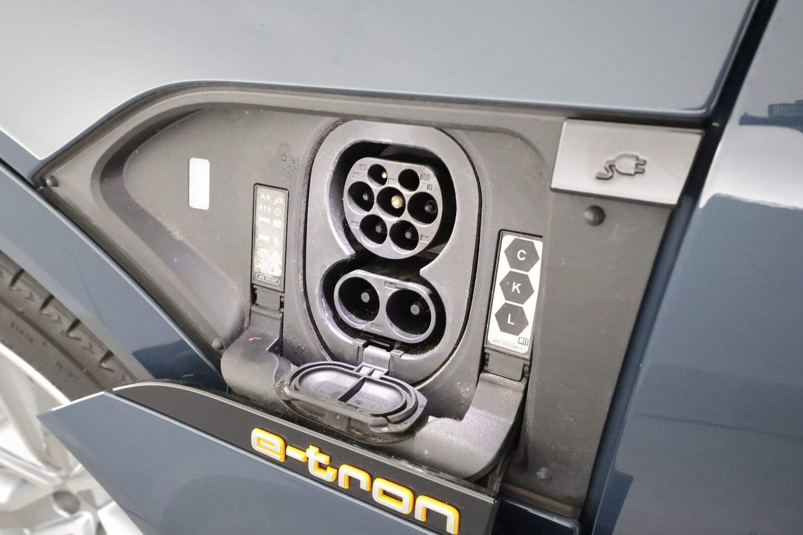 AUDI E-TRON 2023 Sportback Advanced 55 quattro * B&O / ACC / Matrix / P.Kamera / Sportpenkit / Kaistavahti / Navi / Digimittaristo * - Merkkihuollot / Akku kuntotarkastettu / Kahdet renkaat aluvanteilla / 2x Latauskaapelit