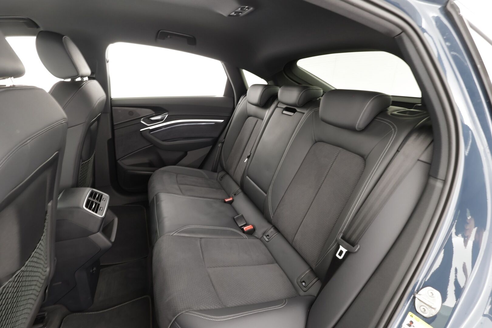 AUDI E-TRON 2023 Sportback Advanced 55 quattro * B&O / ACC / Matrix / P.Kamera / Sportpenkit / Kaistavahti / Navi / Digimittaristo * - Merkkihuollot / Akku kuntotarkastettu / Kahdet renkaat aluvanteilla / 2x Latauskaapelit