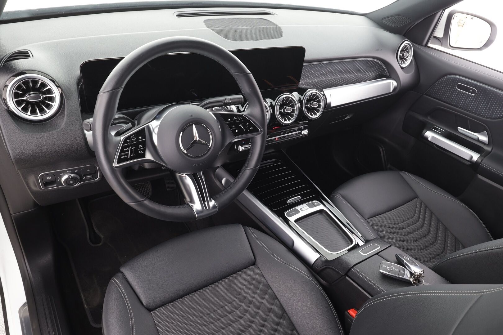 MERCEDES-BENZ EQB 2024 300 4MATIC Progressive * Vakkari / P.kamera / Widescreen / Akuston esilämmitys / Puolinahat / Navi / Ratinlämmitin * - Facelift / Merkkihuollettu - HULLUT AVAJAISHULINAT KORKOTARJOUS 3,29 %