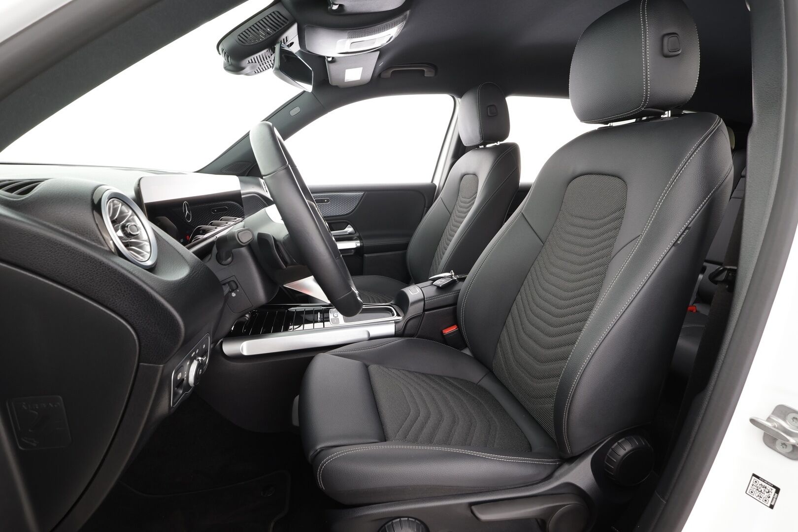 MERCEDES-BENZ EQB 2024 300 4MATIC Progressive * Vakkari / P.kamera / Widescreen / Akuston esilämmitys / Puolinahat / Navi / Ratinlämmitin * - Facelift / Merkkihuollettu - HULLUT AVAJAISHULINAT KORKOTARJOUS 3,29 %