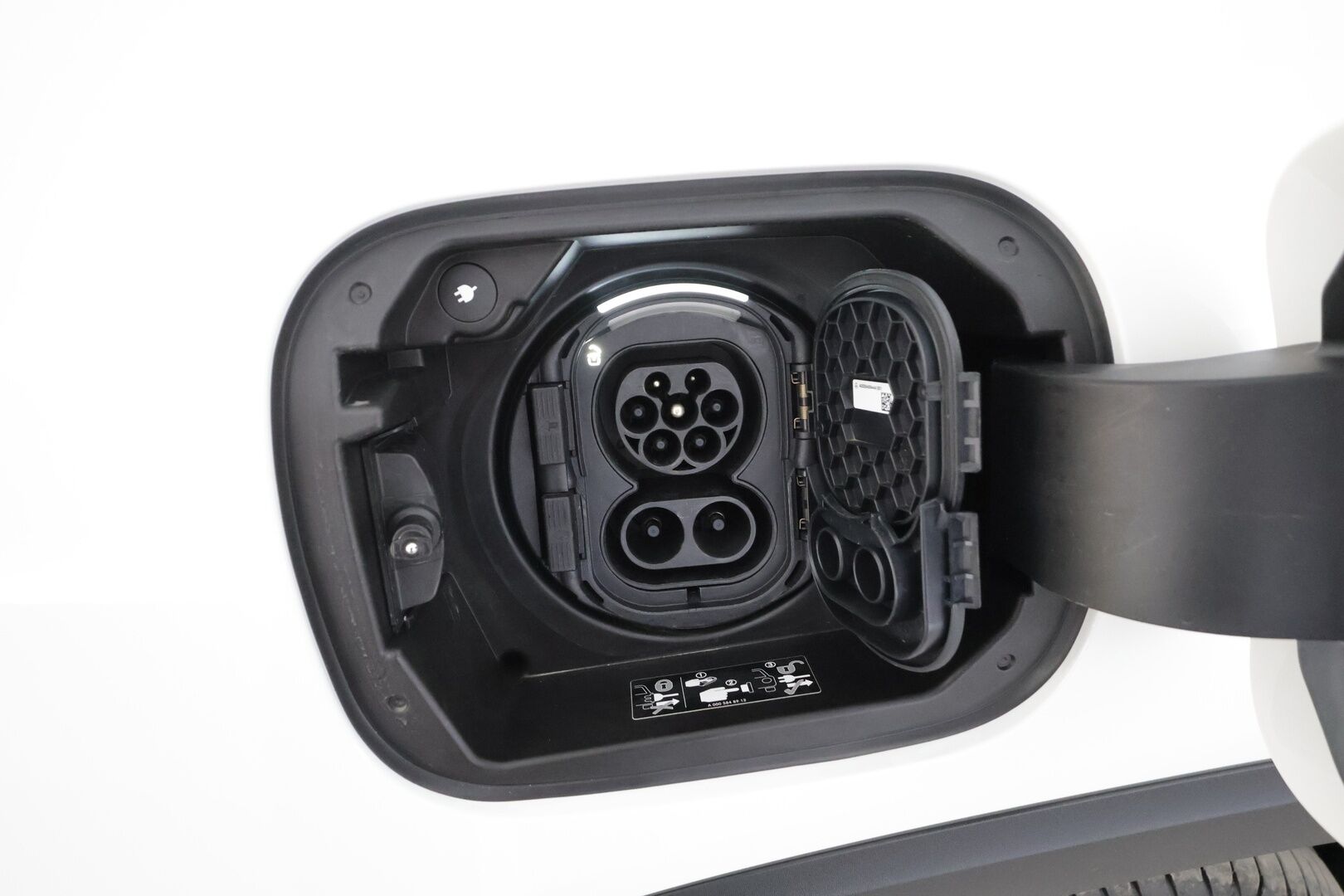 MERCEDES-BENZ EQB 2024 300 4MATIC Progressive * Vakkari / P.kamera / Widescreen / Akuston esilämmitys / Puolinahat / Navi / Ratinlämmitin * - Facelift / Merkkihuollettu - HULLUT AVAJAISHULINAT KORKOTARJOUS 3,29 %