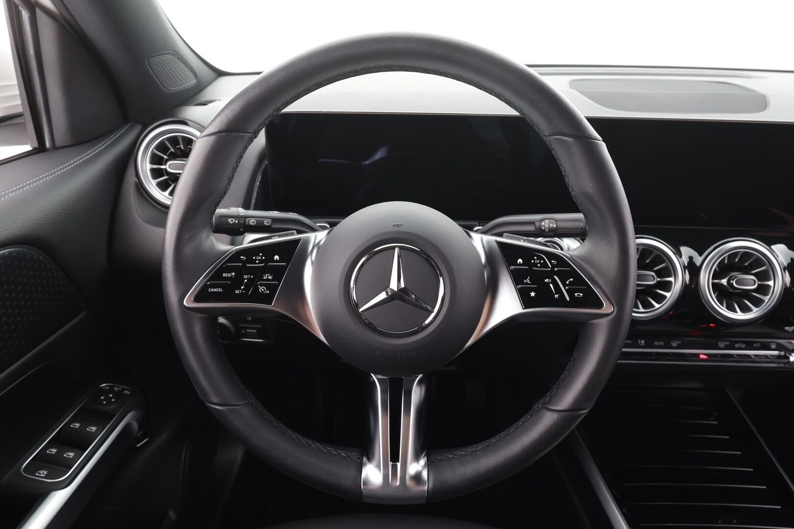 MERCEDES-BENZ EQB 2024 300 4MATIC Progressive * Vakkari / P.kamera / Widescreen / Akuston esilämmitys / Puolinahat / Navi / Ratinlämmitin * - Facelift / Merkkihuollettu - HULLUT AVAJAISHULINAT KORKOTARJOUS 3,29 %