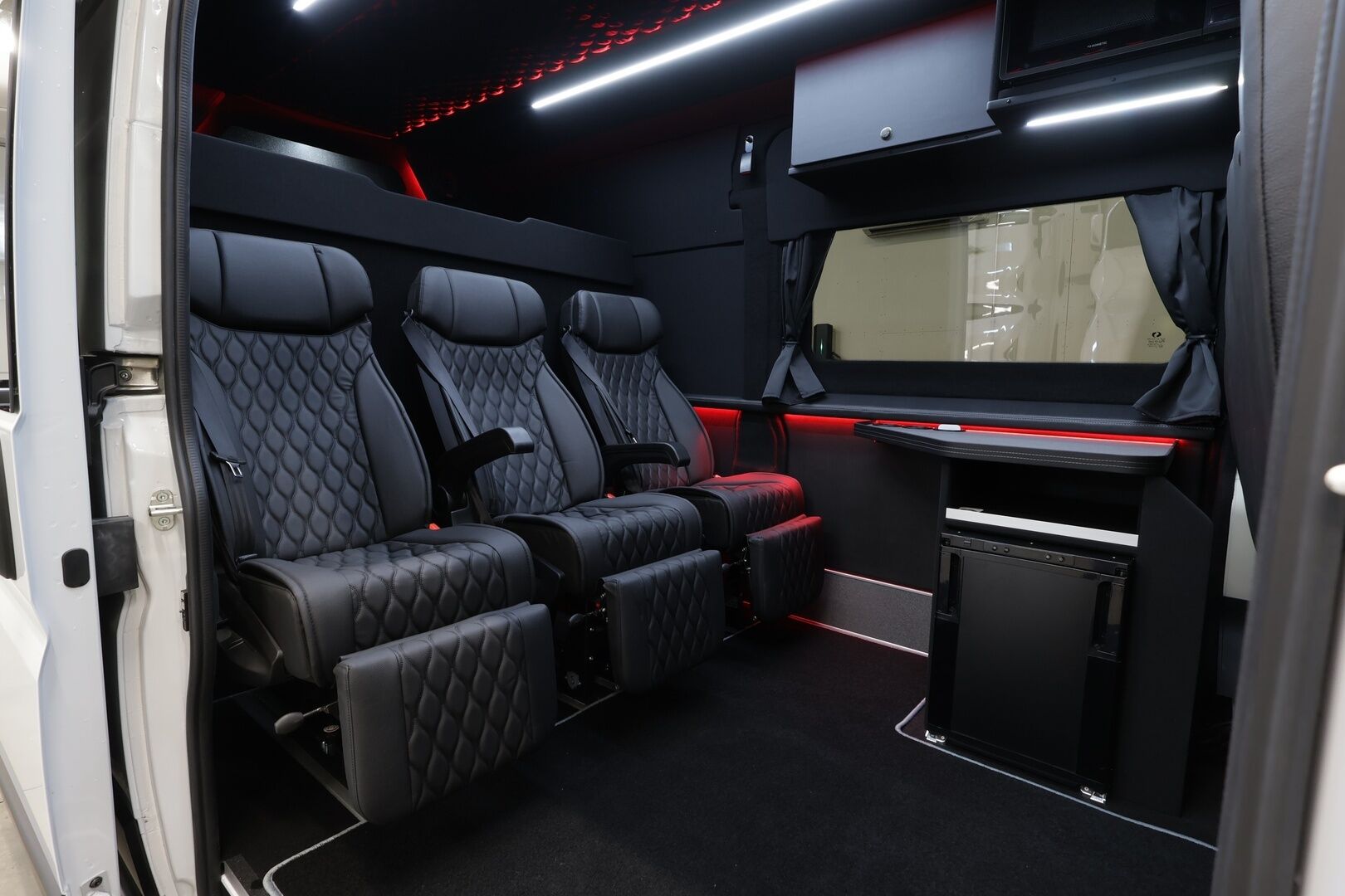 PEUGEOT BOXER 2025 L4H2 180hv Aut 6-P * Sorsa Royal Jatko-ohjaamo / Huippuvarusteltu / Vakkari / P.kamera / Nahat / LED-Lisä / GAS Audio / Navi / 2x Renkaat / ALV * - Keularauta / Kylkiputket / Lisäpitkä / Tehdastakuu voimassa - HULLUT AVAJAISHULINAT KORKOTARJOUS 3,29 %