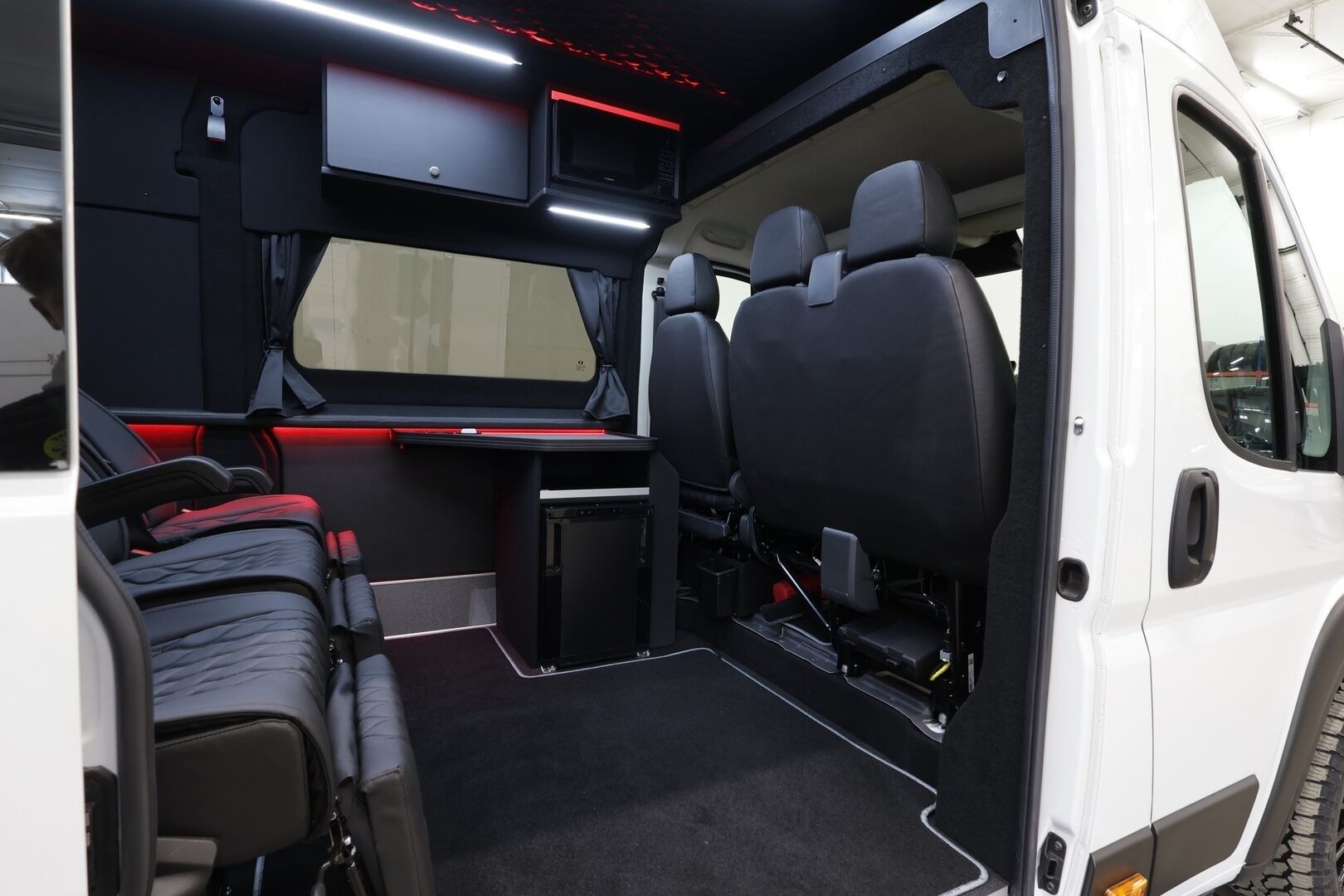 PEUGEOT BOXER 2025 L4H2 180hv Aut 6-P - Sorsa Royal Jatko-ohjaamo | Huippuvarusteltu | Vakkari | P.kamera | Nahat | LED-Lisä | GAS Audio | NAVI | 2x Renkaat / ALV