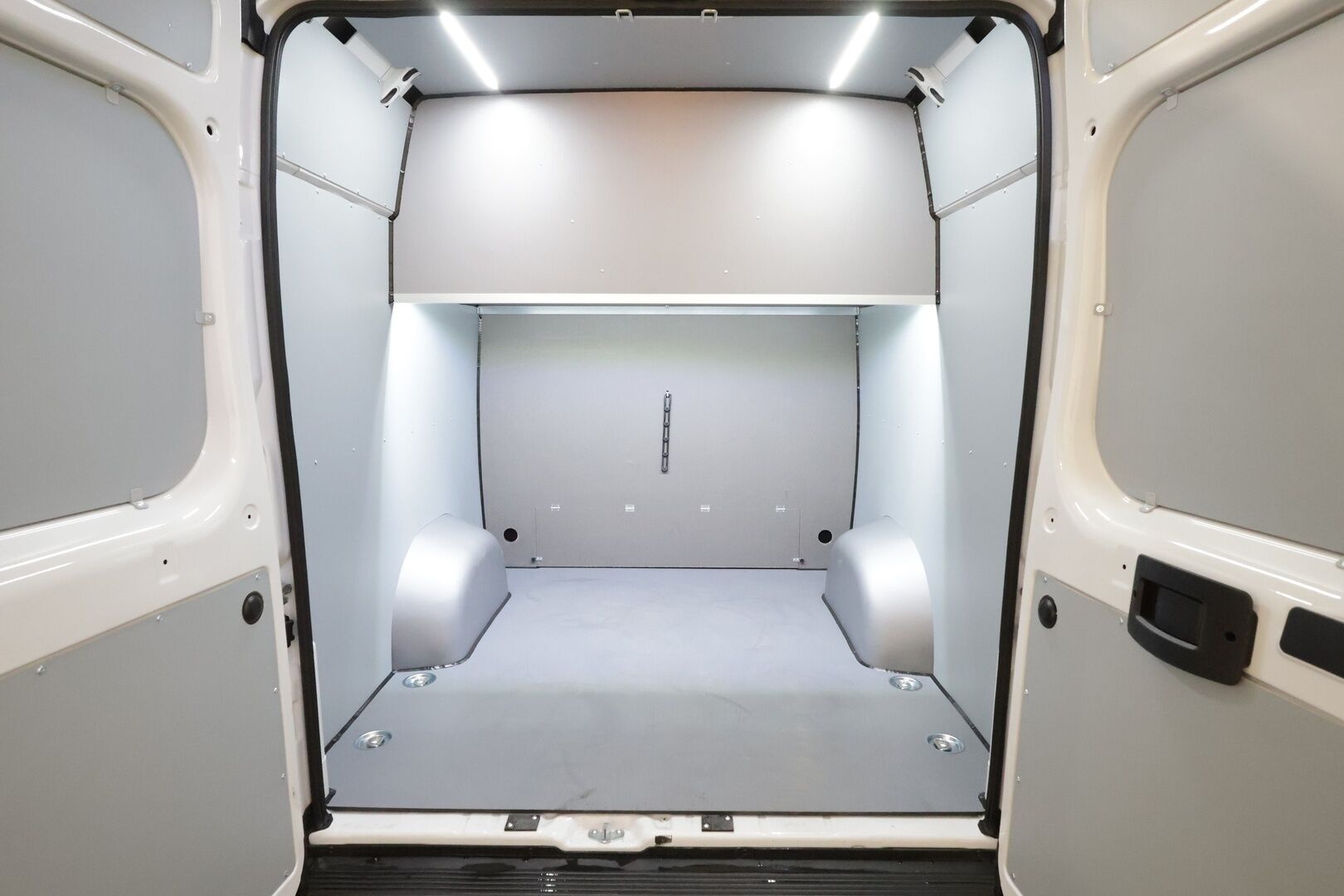 PEUGEOT BOXER 2025 L4H2 180hv Aut 6-P - Sorsa Royal Jatko-ohjaamo | Huippuvarusteltu | Vakkari | P.kamera | Nahat | LED-Lisä | GAS Audio | NAVI | 2x Renkaat / ALV
