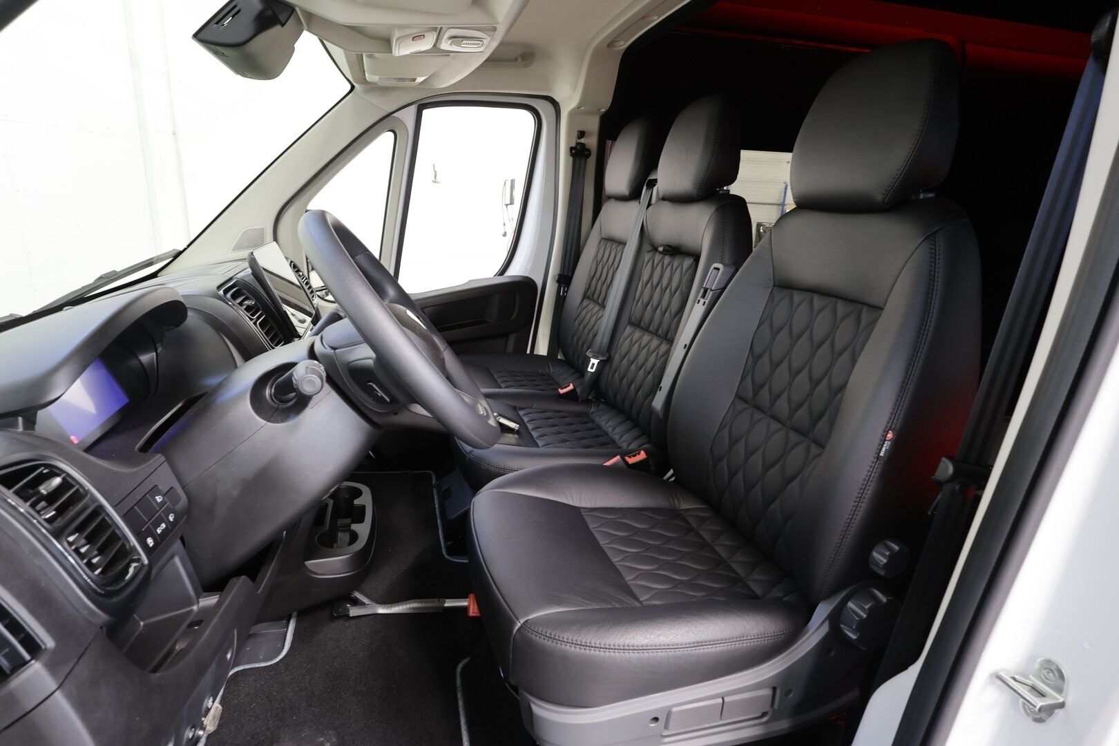 PEUGEOT BOXER 2025 L4H2 180hv Aut 6-P - Sorsa Royal Jatko-ohjaamo | Huippuvarusteltu | Vakkari | P.kamera | Nahat | LED-Lisä | GAS Audio | NAVI | 2x Renkaat / ALV