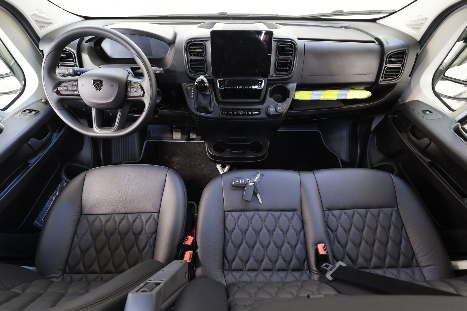 PEUGEOT BOXER 2025 L4H2 180hv Aut 6-P - Sorsa Royal Jatko-ohjaamo | Huippuvarusteltu | Vakkari | P.kamera | Nahat | LED-Lisä | GAS Audio | NAVI | 2x Renkaat / ALV