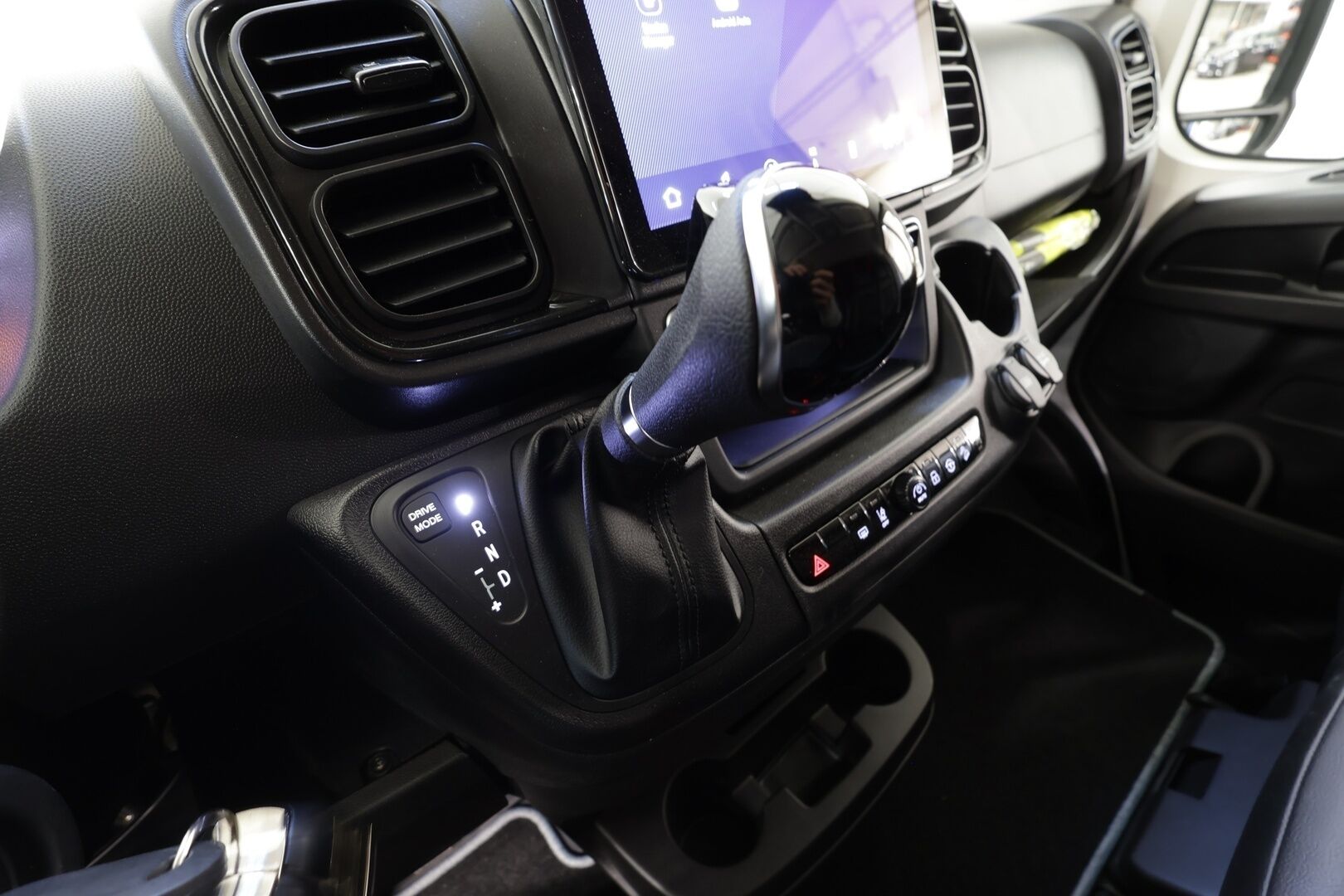 PEUGEOT BOXER 2025 L4H2 180hv Aut 6-P - Sorsa Royal Jatko-ohjaamo | Huippuvarusteltu | Vakkari | P.kamera | Nahat | LED-Lisä | GAS Audio | NAVI | 2x Renkaat / ALV