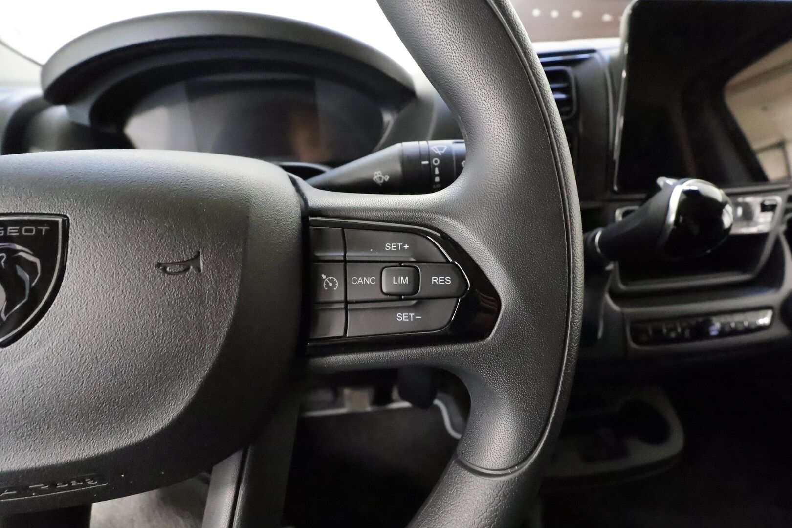 PEUGEOT BOXER 2025 L4H2 180hv Aut 6-P - Sorsa Royal Jatko-ohjaamo | Huippuvarusteltu | Vakkari | P.kamera | Nahat | LED-Lisä | GAS Audio | NAVI | 2x Renkaat / ALV