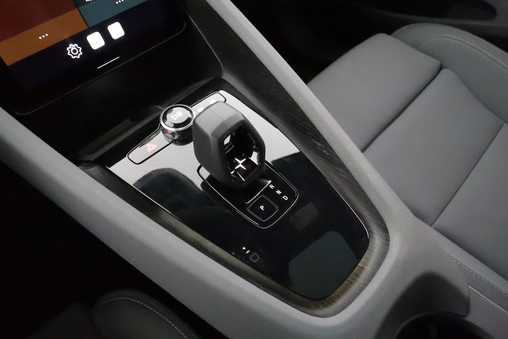 POLESTAR 2 2022 Dual Motor 78 kWh * ACC / H&K / ILP / Pixel LED / Lasikatto / 360° / Muistipenkki / BLIS / Navi / Keyless / Ratinlämmitin * - Kahdet renkaat aluvanteilla / Merkkihuollettu - HULLUT AVAJAISHULINAT KORKOTARJOUS 3,29 %