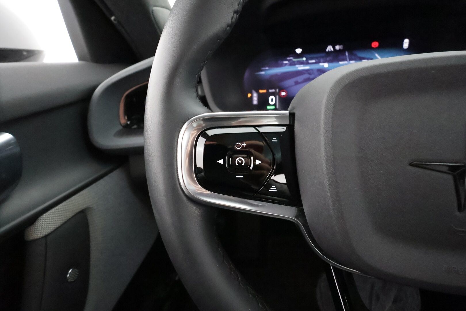 POLESTAR 2 2022 Dual Motor 78 kWh * ACC / H&K / ILP / Pixel LED / Lasikatto / 360° / Muistipenkki / BLIS / Navi / Keyless / Ratinlämmitin * - Kahdet renkaat aluvanteilla / Merkkihuollettu - HULLUT AVAJAISHULINAT KORKOTARJOUS 3,29 %