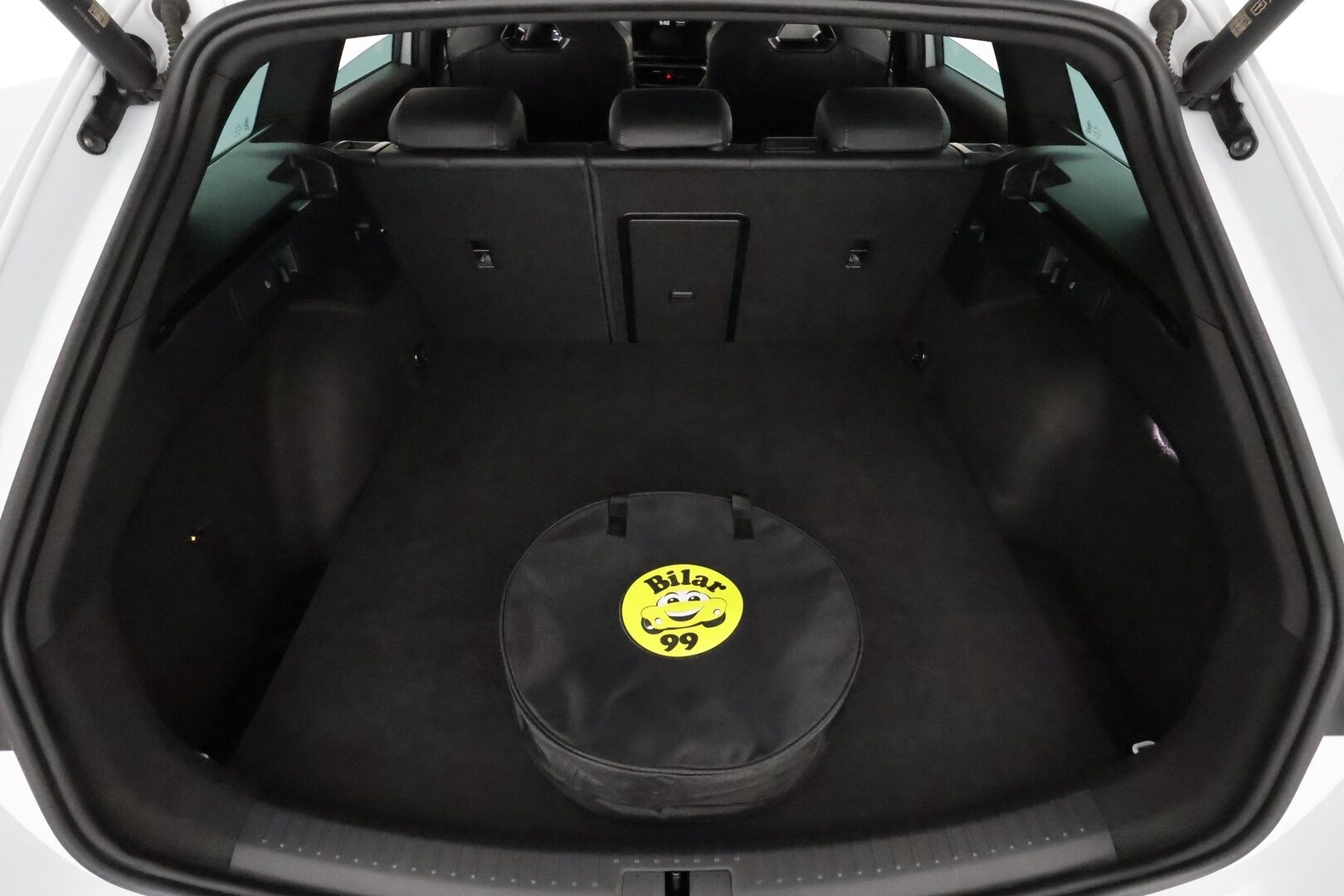 Cupra Leon Sportstourer 2024 VZ 1,4 PHEV 180 kW e-HYBRID DSG **ACC / LED / P.Kamera / Koukku / Navi / Kaistavahti / KeylessGO** - 3,99 % KORKOTARJOUS TÄHÄN AUTOON 14.9. ASTI! - 2x Latauskaapelit / Kahdet Renkaat / Merkkihuollettu!