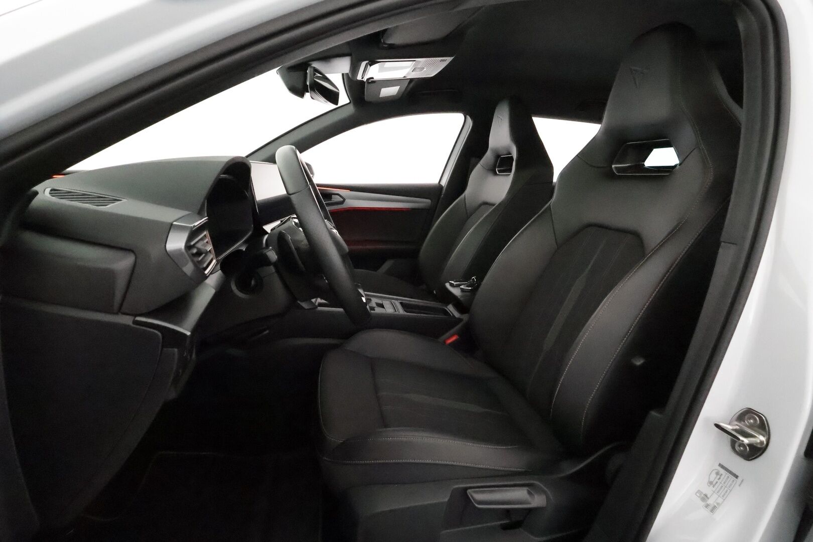 Cupra Leon Sportstourer 2024 VZ 1,4 PHEV 180 kW e-HYBRID DSG **ACC / LED / P.Kamera / Koukku / Navi / Kaistavahti / KeylessGO** - 3,99 % KORKOTARJOUS TÄHÄN AUTOON 14.9. ASTI! - 2x Latauskaapelit / Kahdet Renkaat / Merkkihuollettu!