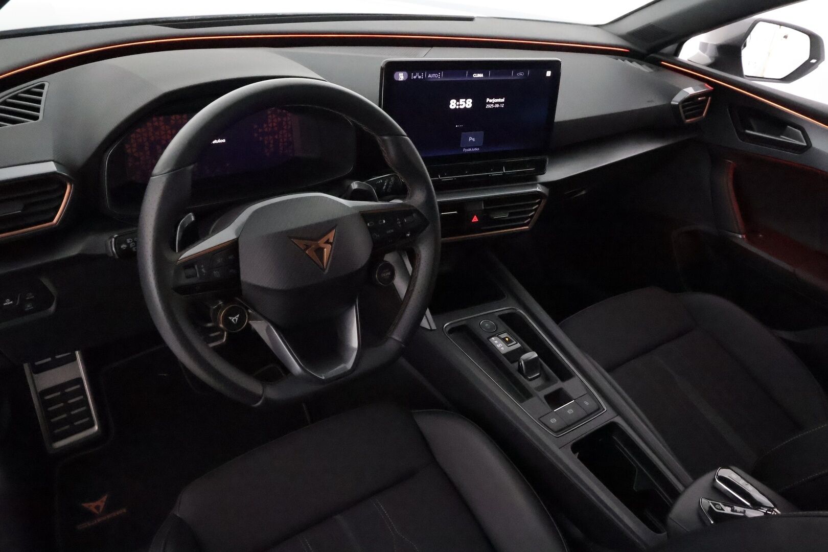 Cupra Leon Sportstourer 2024 VZ 1,4 PHEV 180 kW e-HYBRID DSG **ACC / LED / P.Kamera / Koukku / Navi / Kaistavahti / KeylessGO** - 3,99 % KORKOTARJOUS TÄHÄN AUTOON 14.9. ASTI! - 2x Latauskaapelit / Kahdet Renkaat / Merkkihuollettu!