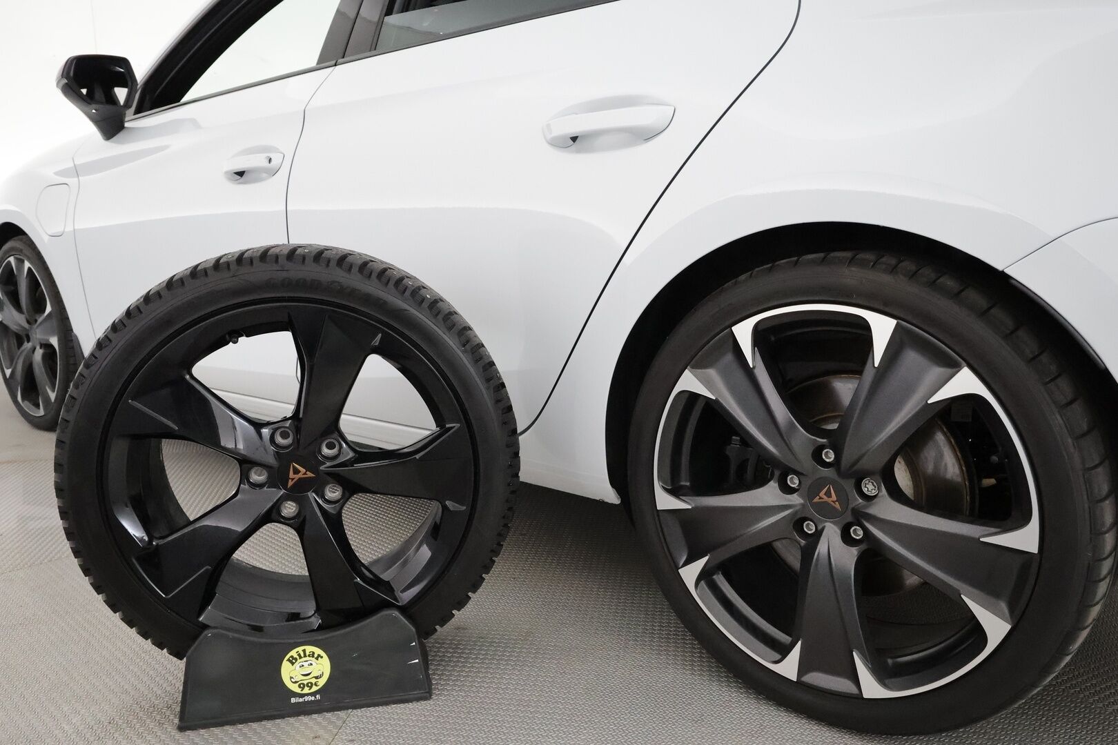 Cupra Leon Sportstourer 2024 VZ 1,4 PHEV 180 kW e-HYBRID DSG **ACC / LED / P.Kamera / Koukku / Navi / Kaistavahti / KeylessGO** - 3,99 % KORKOTARJOUS TÄHÄN AUTOON 14.9. ASTI! - 2x Latauskaapelit / Kahdet Renkaat / Merkkihuollettu!