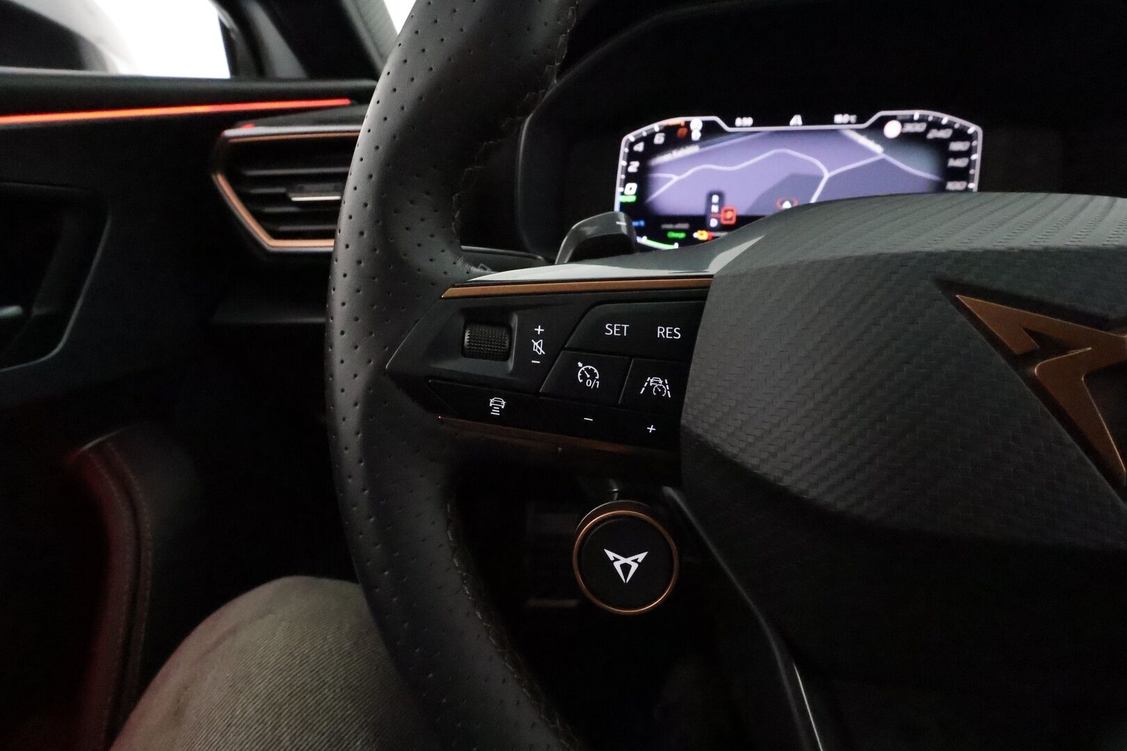 Cupra Leon Sportstourer 2024 VZ 1,4 PHEV 180 kW e-HYBRID DSG **ACC / LED / P.Kamera / Koukku / Navi / Kaistavahti / KeylessGO** - 3,99 % KORKOTARJOUS TÄHÄN AUTOON 14.9. ASTI! - 2x Latauskaapelit / Kahdet Renkaat / Merkkihuollettu!