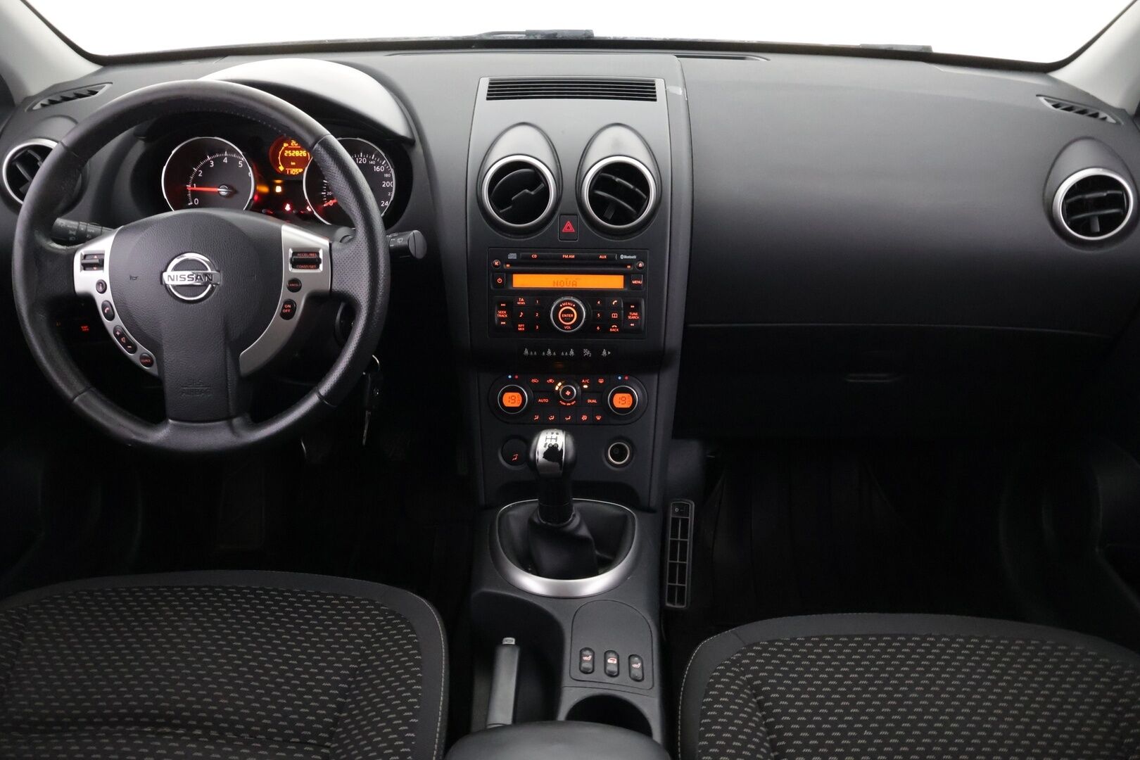 Nissan Qashqai 2009 1,6 Acenta 5MT 4x2 - Huutokaupat.com / Vetokoukku / Katso huollot! / Siisti! 