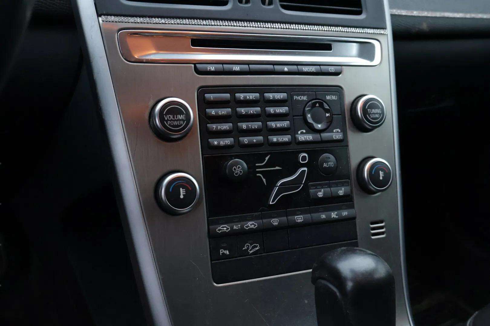 Volvo XC60 2009 2,4D AWD Momentum aut * Webasto / Xenon / Puolnahka / Koukku / Tutkat * - - YritysOutlet - Myydään vain yrityksille / Näyttävä XC60 nyt edullisesti osaavalle! 