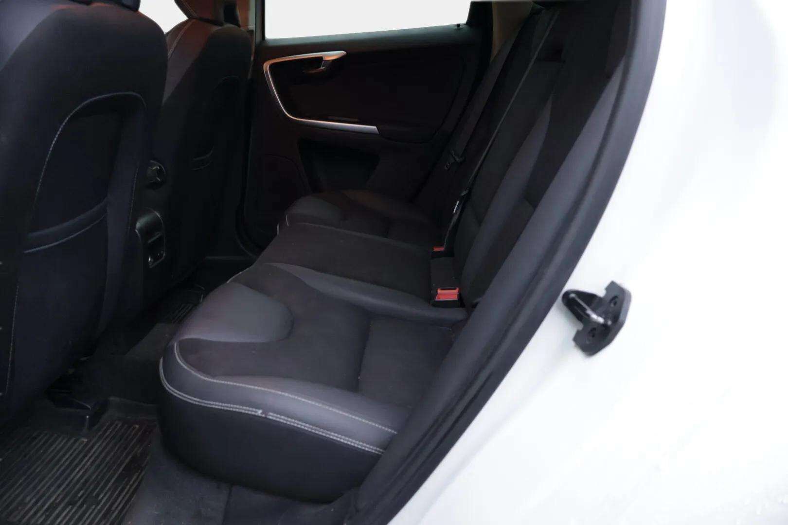 Volvo XC60 2009 2,4D AWD Momentum aut * Webasto / Xenon / Puolnahka / Koukku / Tutkat * - - YritysOutlet - Myydään vain yrityksille / Näyttävä XC60 nyt edullisesti osaavalle! 