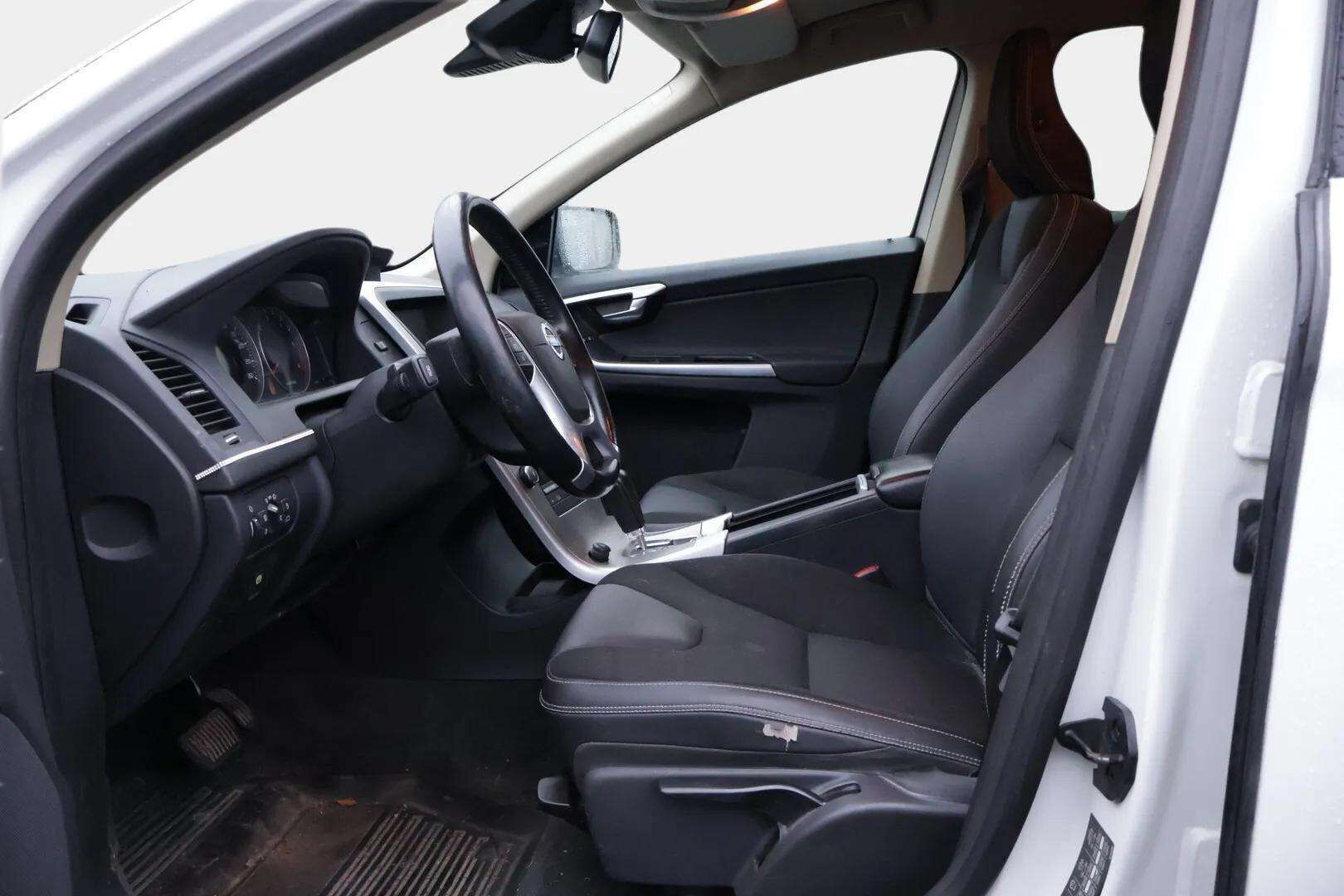 Volvo XC60 2009 2,4D AWD Momentum aut * Webasto / Xenon / Puolnahka / Koukku / Tutkat * - - YritysOutlet - Myydään vain yrityksille / Näyttävä XC60 nyt edullisesti osaavalle! 