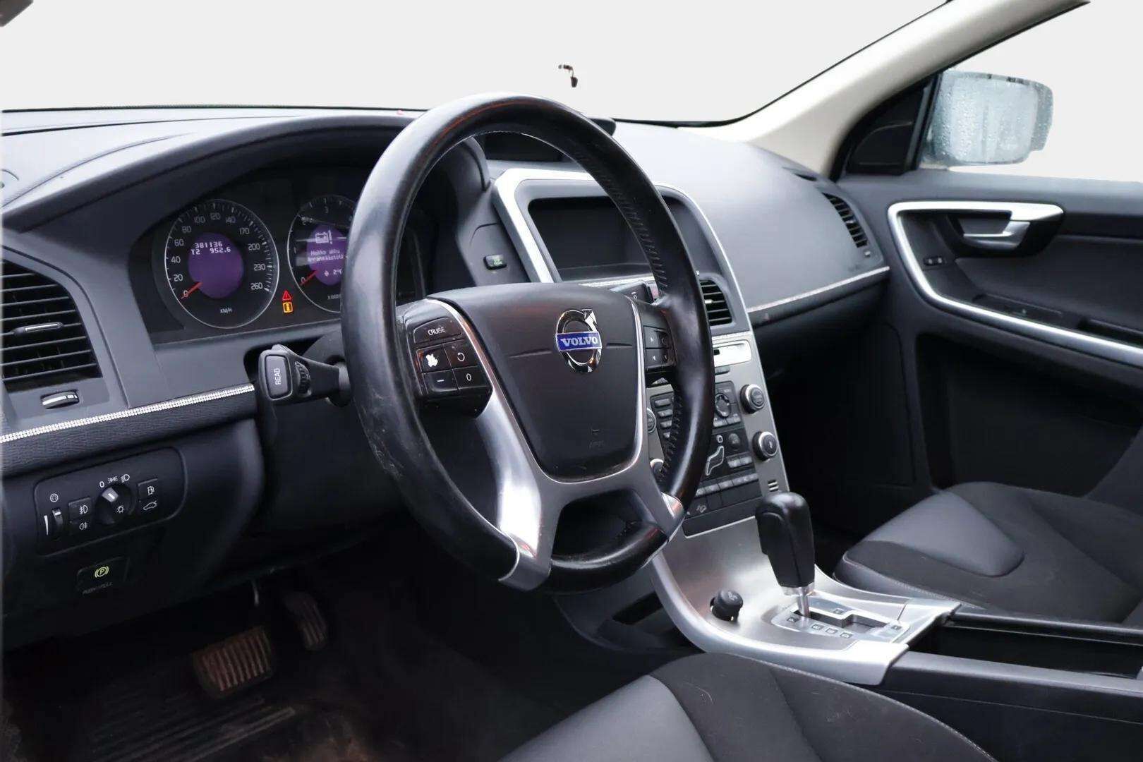 Volvo XC60 2009 2,4D AWD Momentum aut * Webasto / Xenon / Puolnahka / Koukku / Tutkat * - - YritysOutlet - Myydään vain yrityksille / Näyttävä XC60 nyt edullisesti osaavalle! 