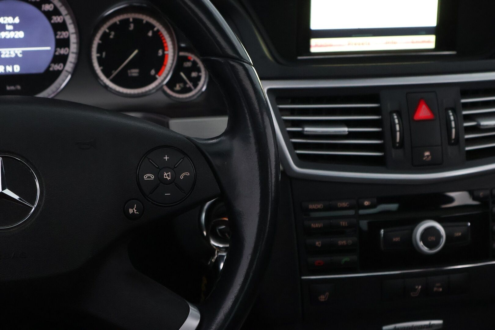 Mercedes-Benz E 2009 220 CDI BE A Avantgarde - Kattoluukku / Ruskea Nahkasisusta / Aktiiviset Xenonit / Vakkari / Peruutustutkat / Lohko & Sisäpistoke / 2x Fiksut renkaat aluvantein!
