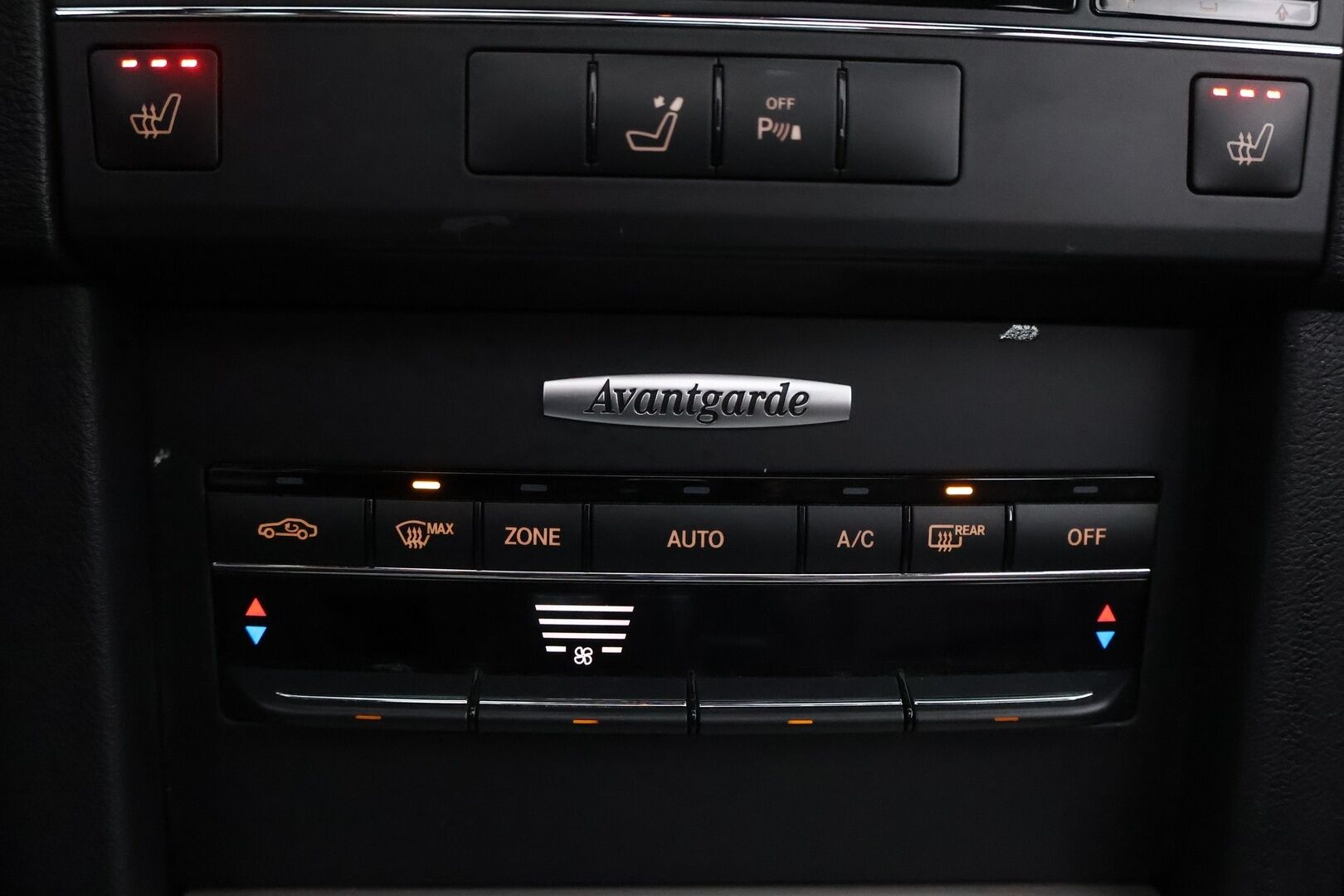 Mercedes-Benz E 2009 220 CDI BE A Avantgarde - Kattoluukku / Ruskea Nahkasisusta / Aktiiviset Xenonit / Vakkari / Peruutustutkat / Lohko & Sisäpistoke / 2x Fiksut renkaat aluvantein!