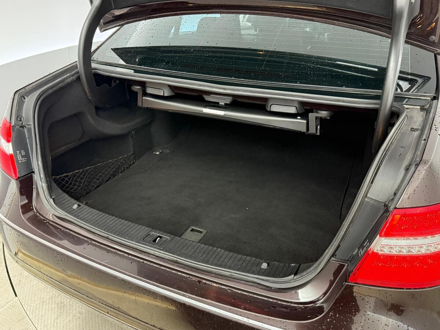 Mercedes-Benz E 2009 220 CDI BE A Avantgarde - Kattoluukku / Ruskea Nahkasisusta / Aktiiviset Xenonit / Vakkari / Peruutustutkat / Lohko & Sisäpistoke / 2x Fiksut renkaat aluvantein!
