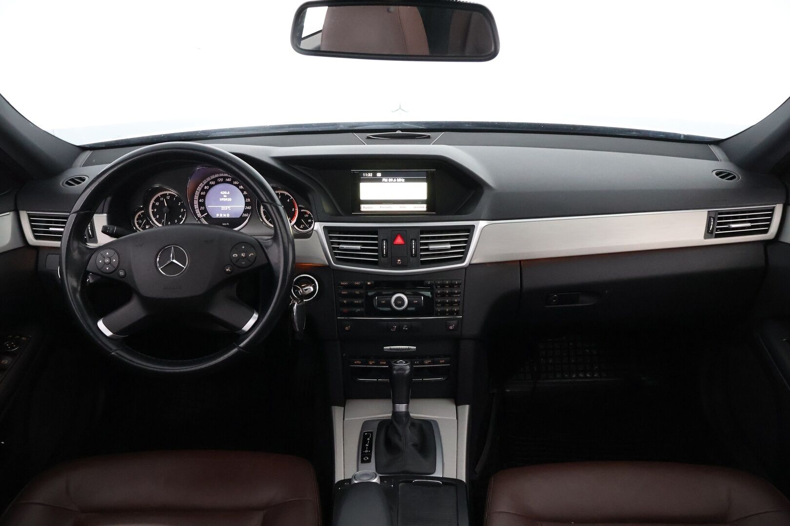 Mercedes-Benz E 2009 220 CDI BE A Avantgarde - Kattoluukku / Ruskea Nahkasisusta / Aktiiviset Xenonit / Vakkari / Peruutustutkat / Lohko & Sisäpistoke / 2x Fiksut renkaat aluvantein!