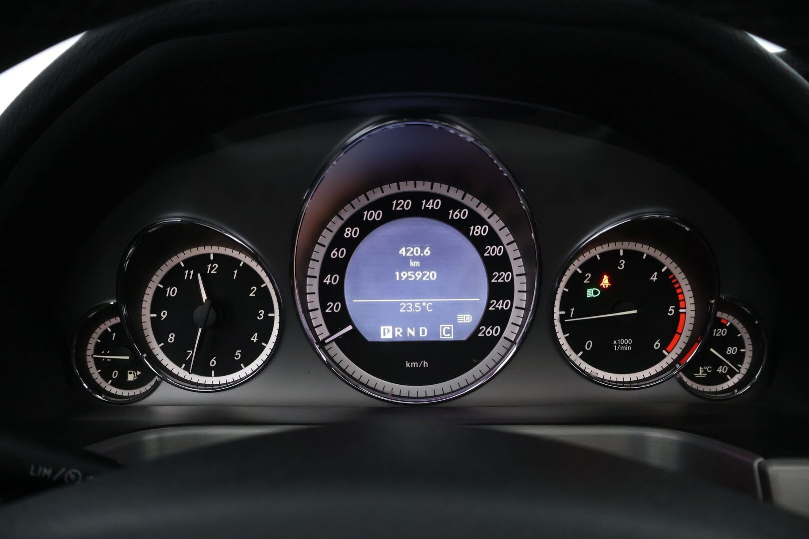 Mercedes-Benz E 2009 220 CDI BE A Avantgarde - Kattoluukku / Ruskea Nahkasisusta / Aktiiviset Xenonit / Vakkari / Peruutustutkat / Lohko & Sisäpistoke / 2x Fiksut renkaat aluvantein!