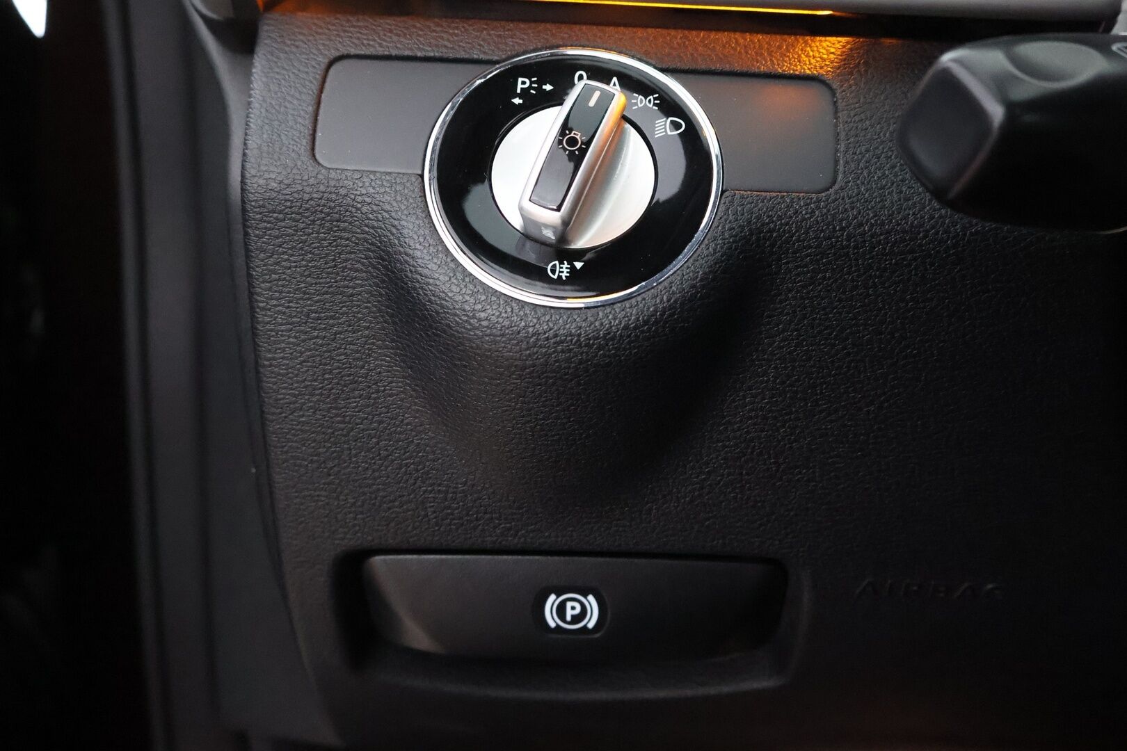 Mercedes-Benz E 2009 220 CDI BE A Avantgarde - Kattoluukku / Ruskea Nahkasisusta / Aktiiviset Xenonit / Vakkari / Peruutustutkat / Lohko & Sisäpistoke / 2x Fiksut renkaat aluvantein!