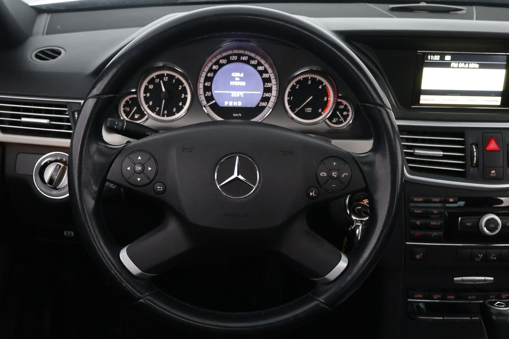 Mercedes-Benz E 2009 220 CDI BE A Avantgarde - Kattoluukku / Ruskea Nahkasisusta / Aktiiviset Xenonit / Vakkari / Peruutustutkat / Lohko & Sisäpistoke / 2x Fiksut renkaat aluvantein!