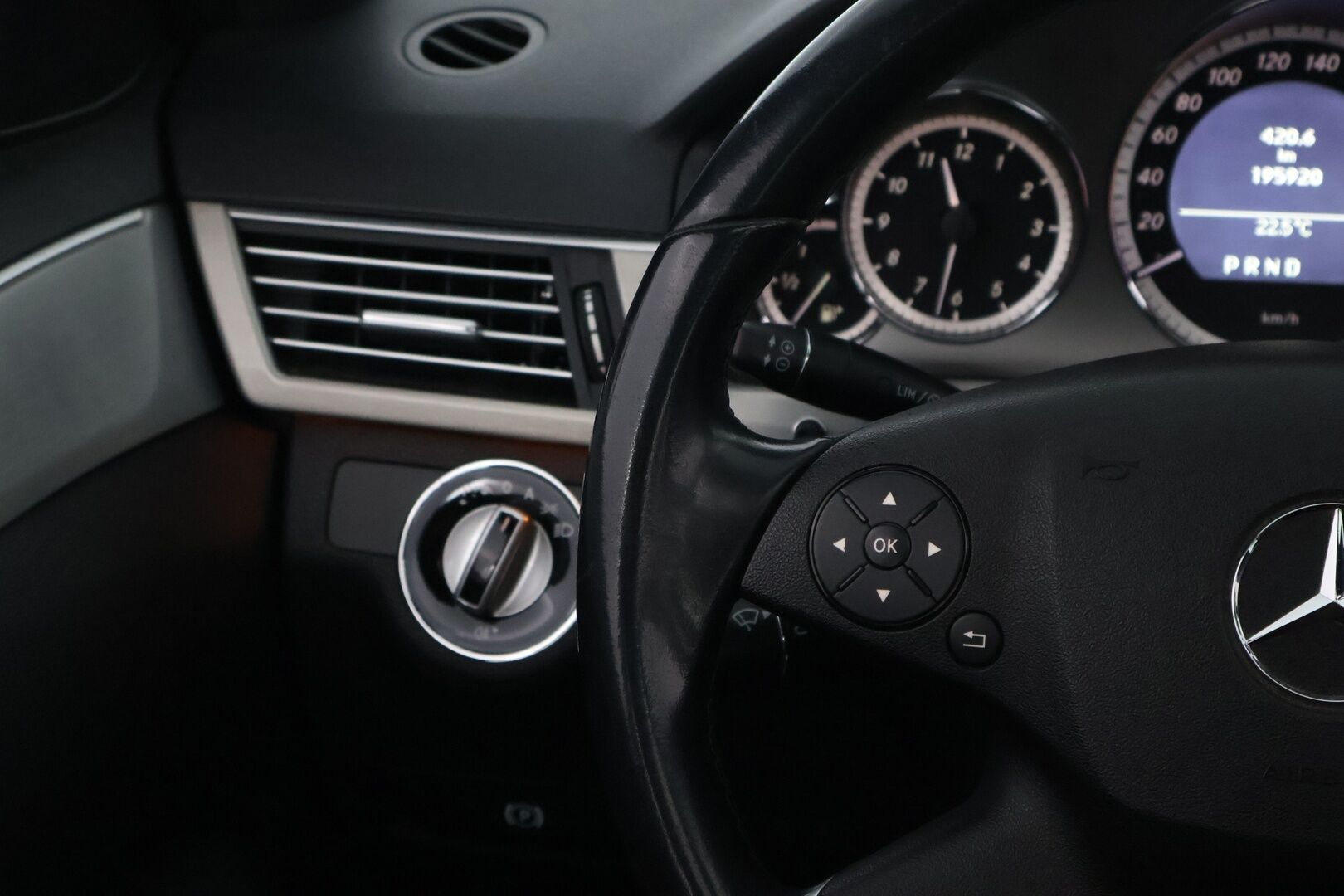 Mercedes-Benz E 2009 220 CDI BE A Avantgarde - Kattoluukku / Ruskea Nahkasisusta / Aktiiviset Xenonit / Vakkari / Peruutustutkat / Lohko & Sisäpistoke / 2x Fiksut renkaat aluvantein!