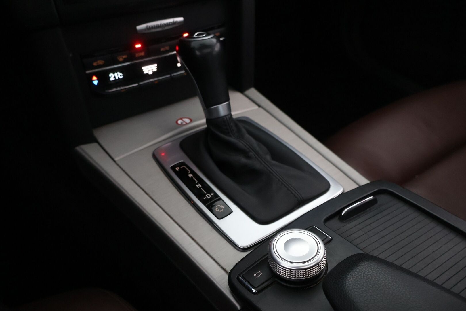 Mercedes-Benz E 2009 220 CDI BE A Avantgarde - Kattoluukku / Ruskea Nahkasisusta / Aktiiviset Xenonit / Vakkari / Peruutustutkat / Lohko & Sisäpistoke / 2x Fiksut renkaat aluvantein!