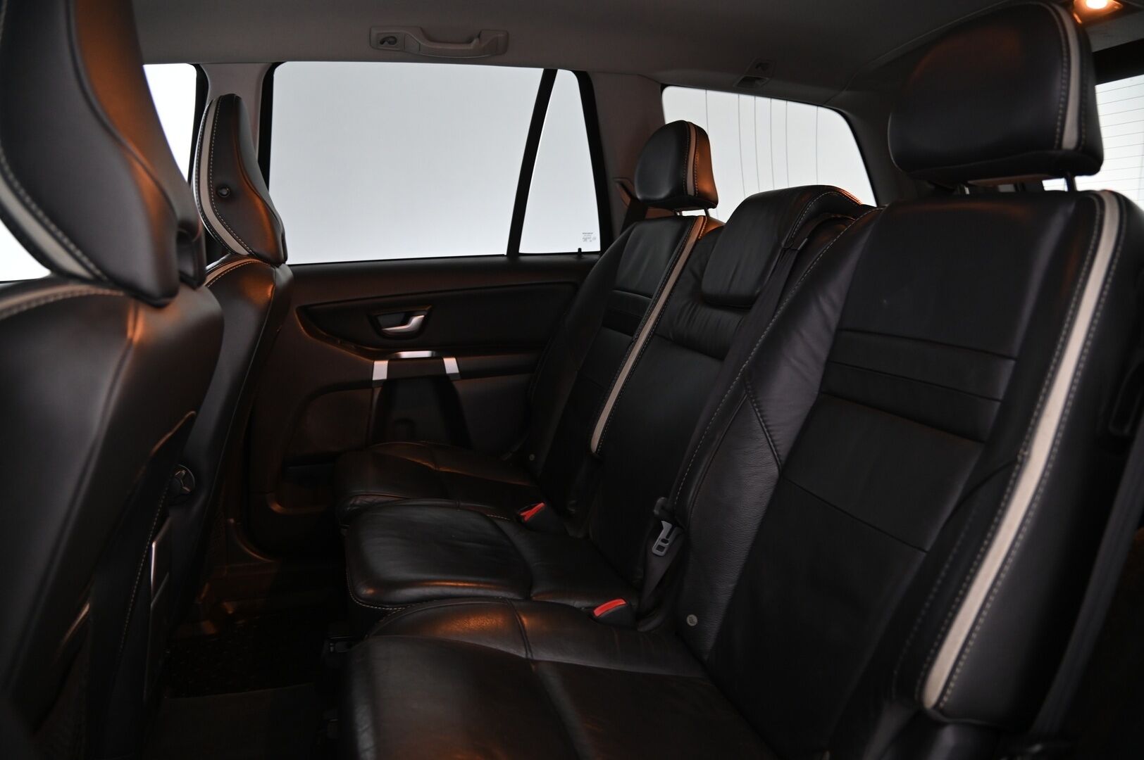 Volvo XC90 2010 D5 AWD R-Design aut * / 7 Paikkanen / Webasto / Koukku / Vakionopeudensäädin / Nahkasisusta / Muistipenkki * - Volvo High Performance Audio / 2x Avain / Todella siisti 