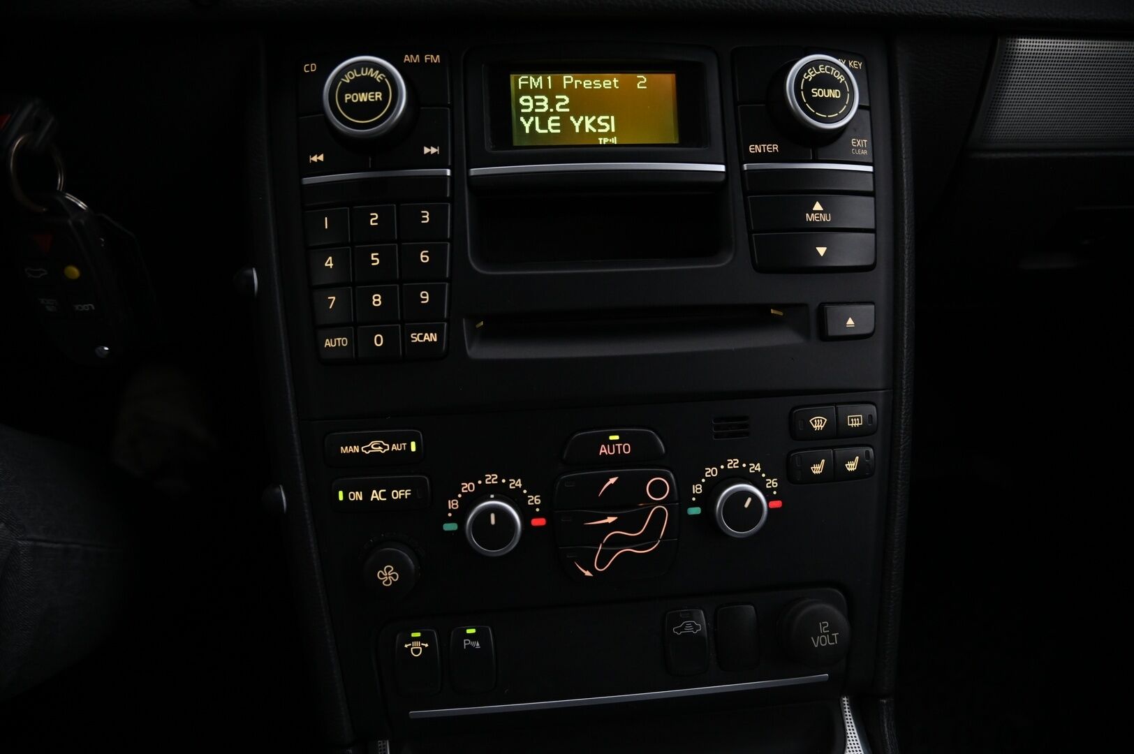 Volvo XC90 2010 D5 AWD R-Design aut * / 7 Paikkanen / Webasto / Koukku / Vakionopeudensäädin / Nahkasisusta / Muistipenkki * - Volvo High Performance Audio / 2x Avain / Todella siisti 