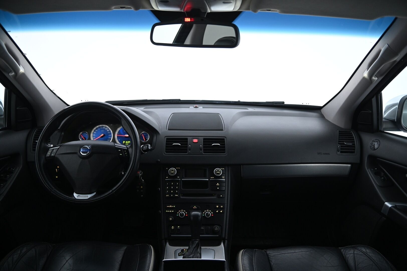 Volvo XC90 2010 D5 AWD R-Design aut * / 7 Paikkanen / Webasto / Koukku / Vakionopeudensäädin / Nahkasisusta / Muistipenkki * - Volvo High Performance Audio / 2x Avain / Todella siisti 