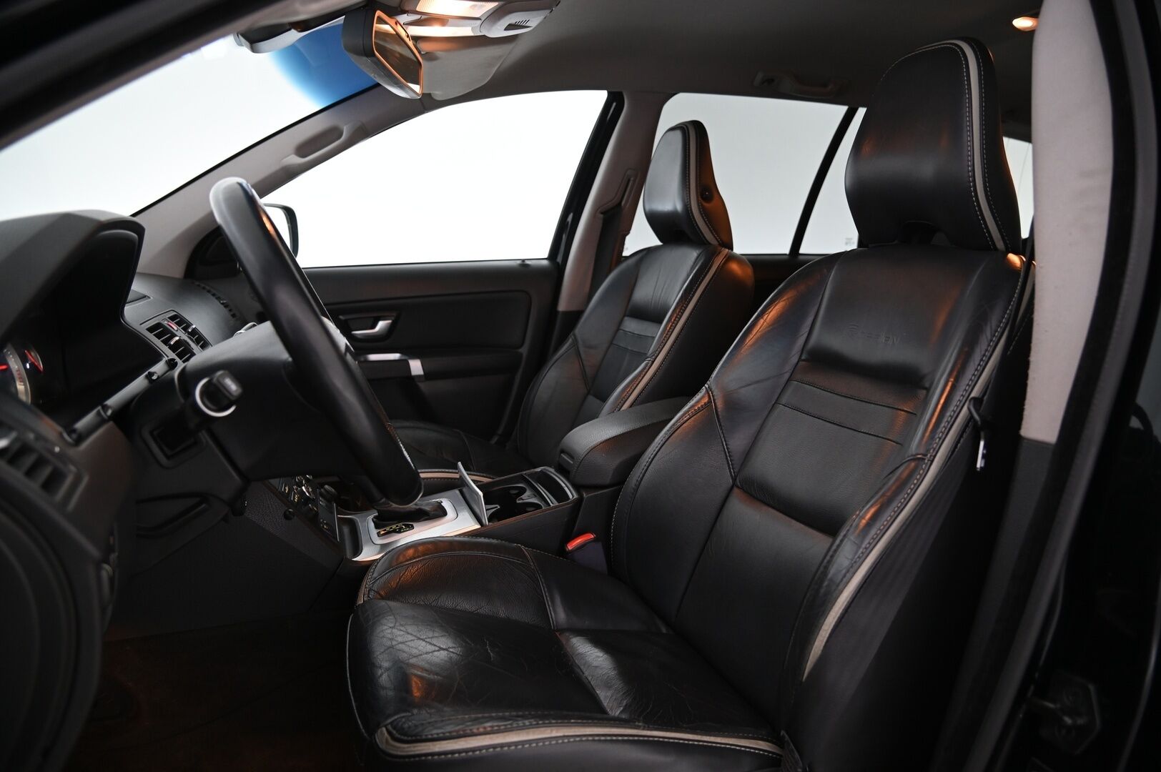 Volvo XC90 2010 D5 AWD R-Design aut * / 7 Paikkanen / Webasto / Koukku / Vakionopeudensäädin / Nahkasisusta / Muistipenkki * - Volvo High Performance Audio / 2x Avain / Todella siisti 