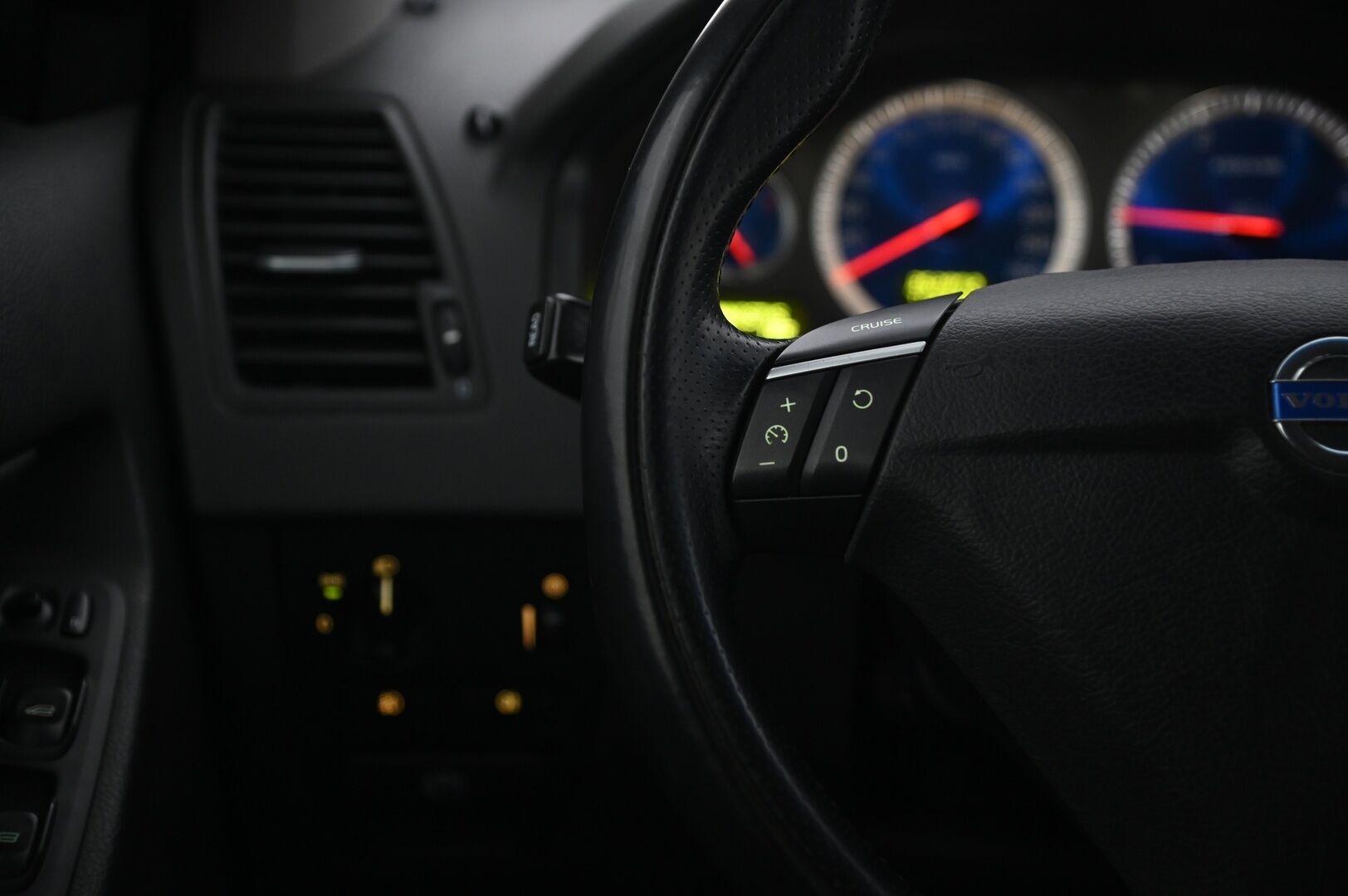 Volvo XC90 2010 D5 AWD R-Design aut * / 7 Paikkanen / Webasto / Koukku / Vakionopeudensäädin / Nahkasisusta / Muistipenkki * - Volvo High Performance Audio / 2x Avain / Todella siisti 