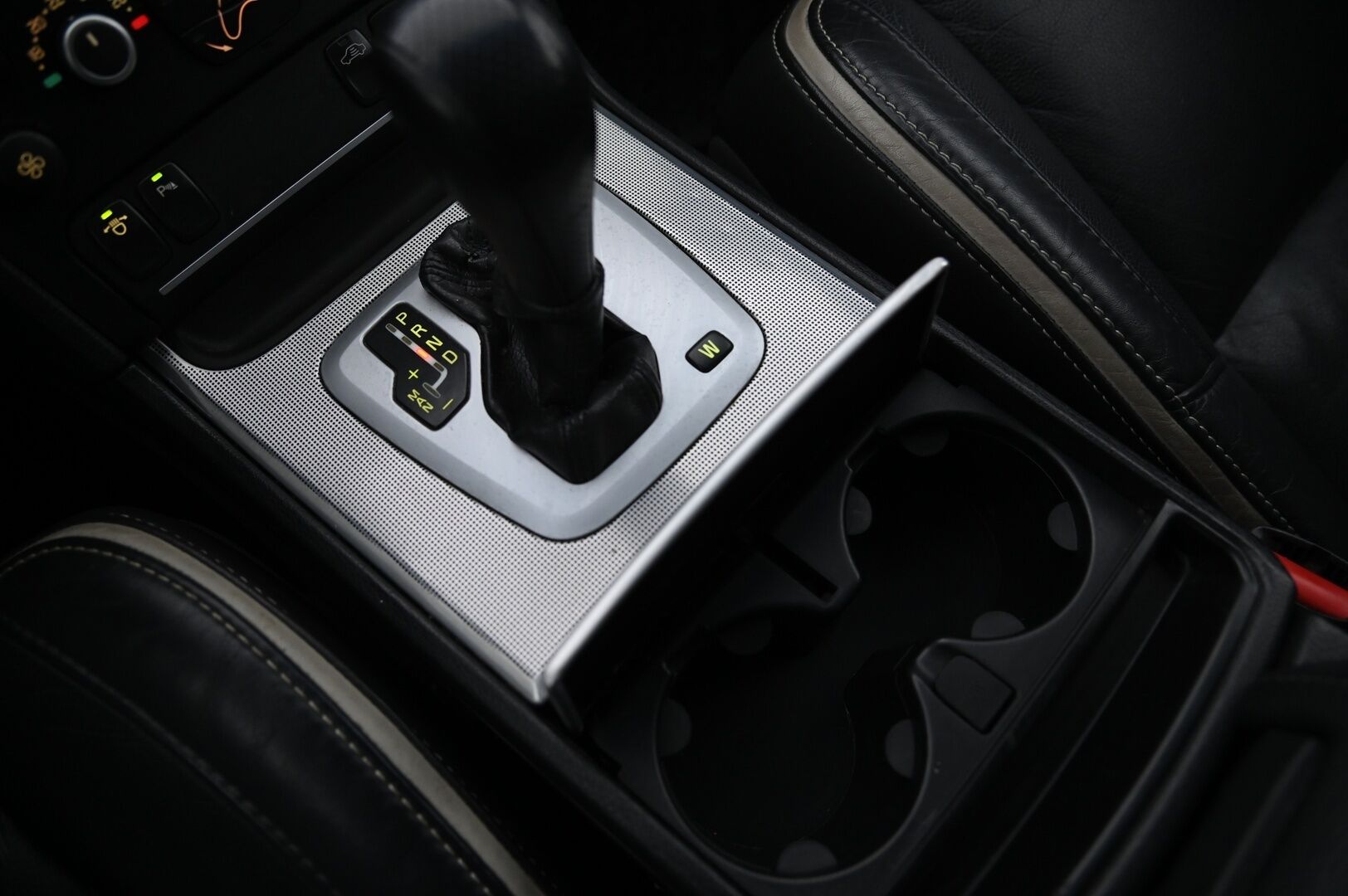 Volvo XC90 2010 D5 AWD R-Design aut * / 7 Paikkanen / Webasto / Koukku / Vakionopeudensäädin / Nahkasisusta / Muistipenkki * - Volvo High Performance Audio / 2x Avain / Todella siisti 