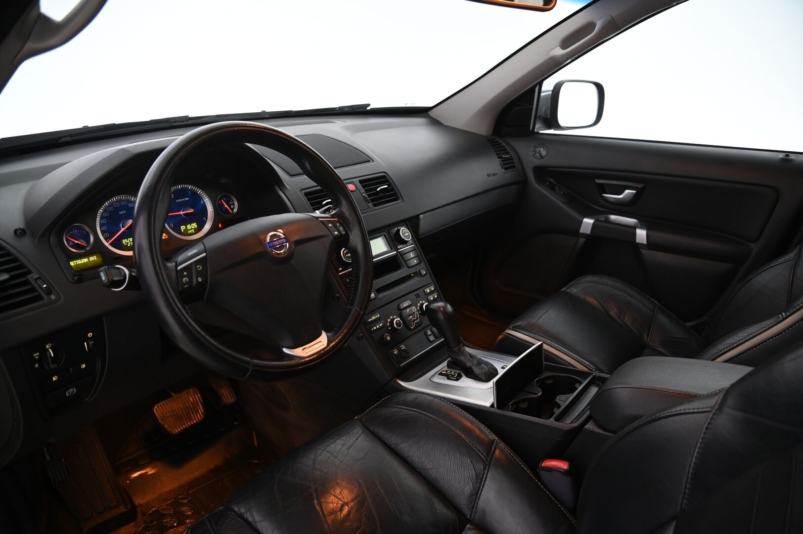 Volvo XC90 2010 D5 AWD R-Design aut * / 7 Paikkanen / Webasto / Koukku / Vakionopeudensäädin / Nahkasisusta / Muistipenkki * - Volvo High Performance Audio / 2x Avain / Todella siisti 