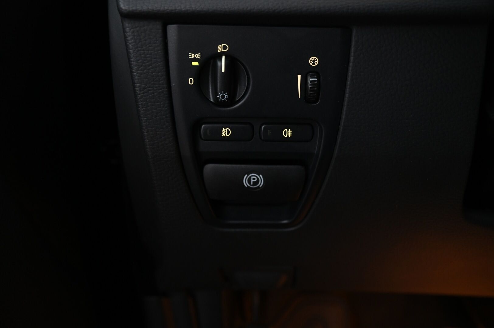 Volvo XC90 2010 D5 AWD R-Design aut * / 7 Paikkanen / Webasto / Koukku / Vakionopeudensäädin / Nahkasisusta / Muistipenkki * - Volvo High Performance Audio / 2x Avain / Todella siisti 