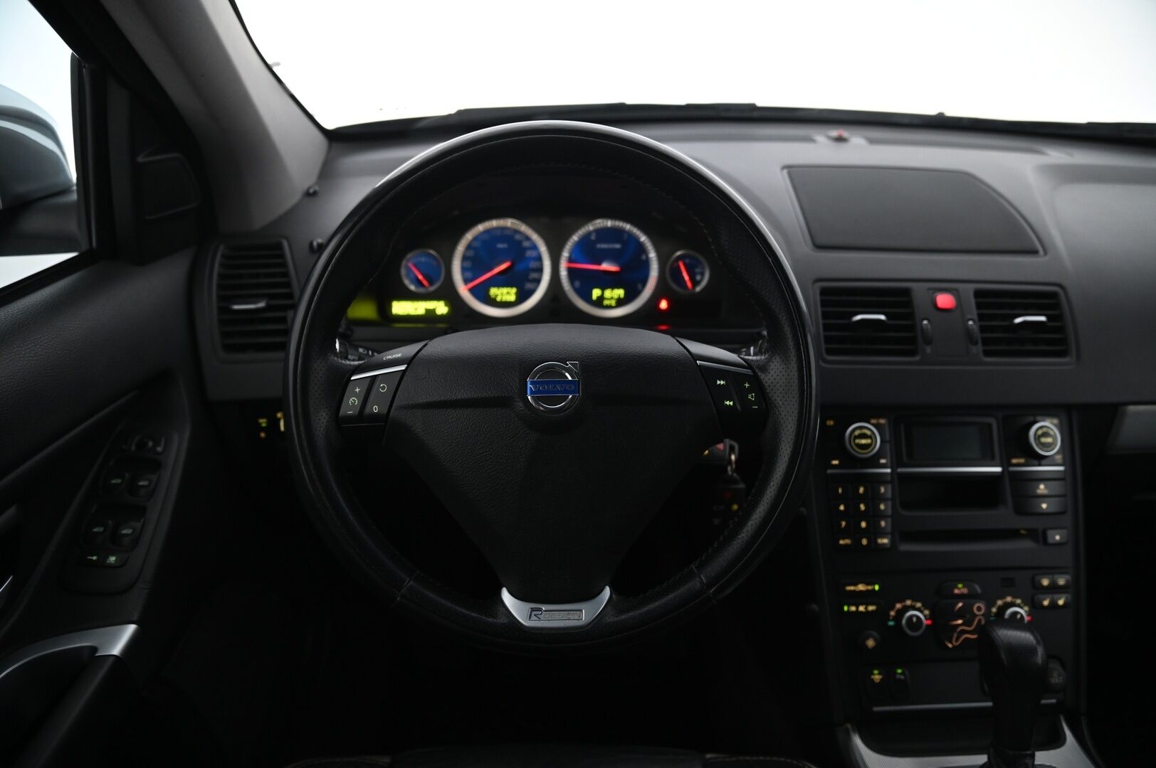 Volvo XC90 2010 D5 AWD R-Design aut * / 7 Paikkanen / Webasto / Koukku / Vakionopeudensäädin / Nahkasisusta / Muistipenkki * - Volvo High Performance Audio / 2x Avain / Todella siisti 