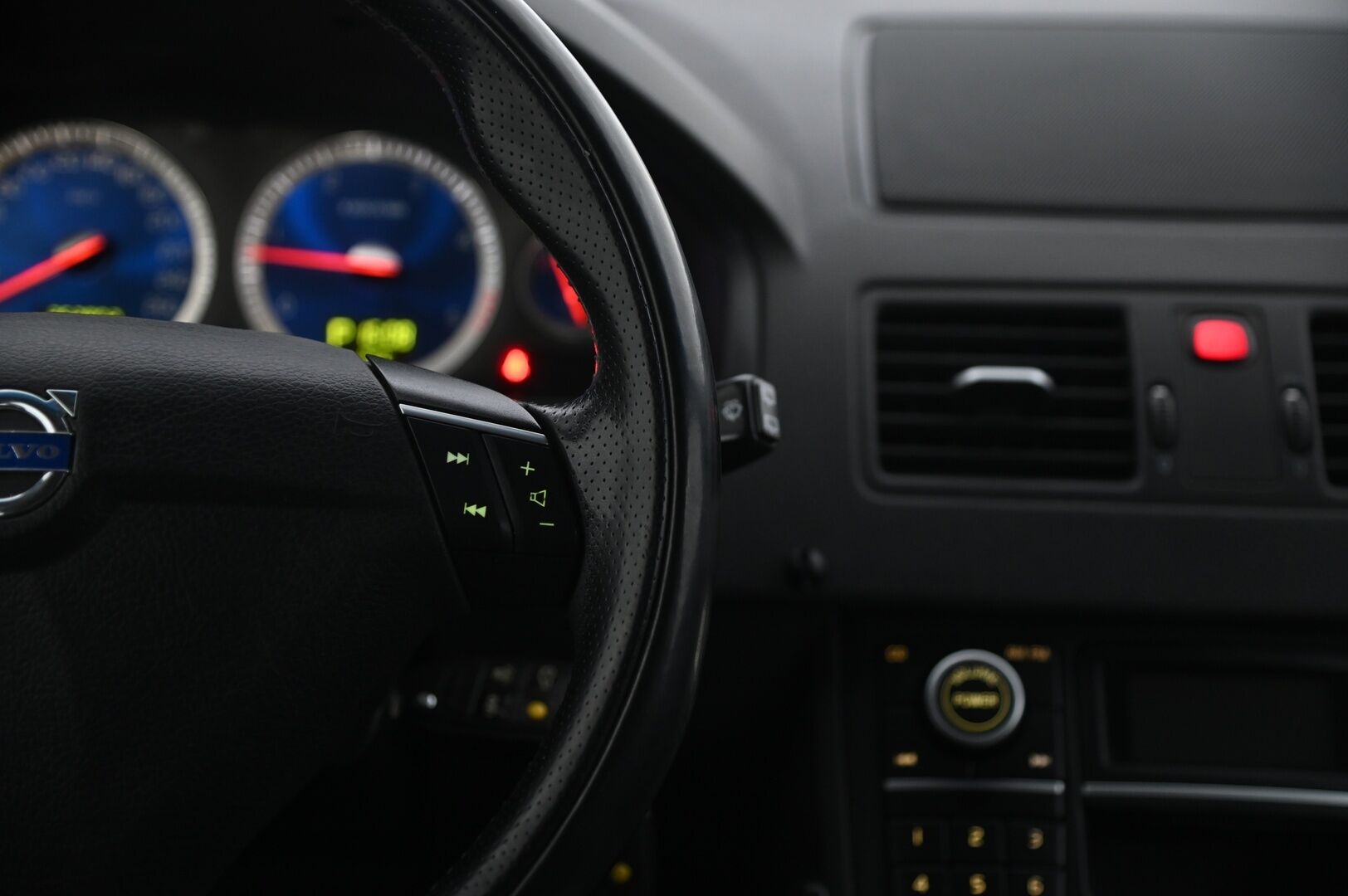 Volvo XC90 2010 D5 AWD R-Design aut * / 7 Paikkanen / Webasto / Koukku / Vakionopeudensäädin / Nahkasisusta / Muistipenkki * - Volvo High Performance Audio / 2x Avain / Todella siisti 