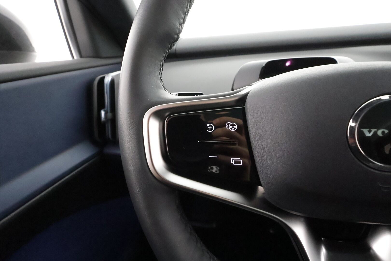 Volvo EX30 2024 Twin Performance Ultra * ILP / Koukku / Lasikatto / Pilot Assist / H&K / 360 / LED / Muistipenkki * - Merkkihuollot / Kahdet renkaat aluvanteilla