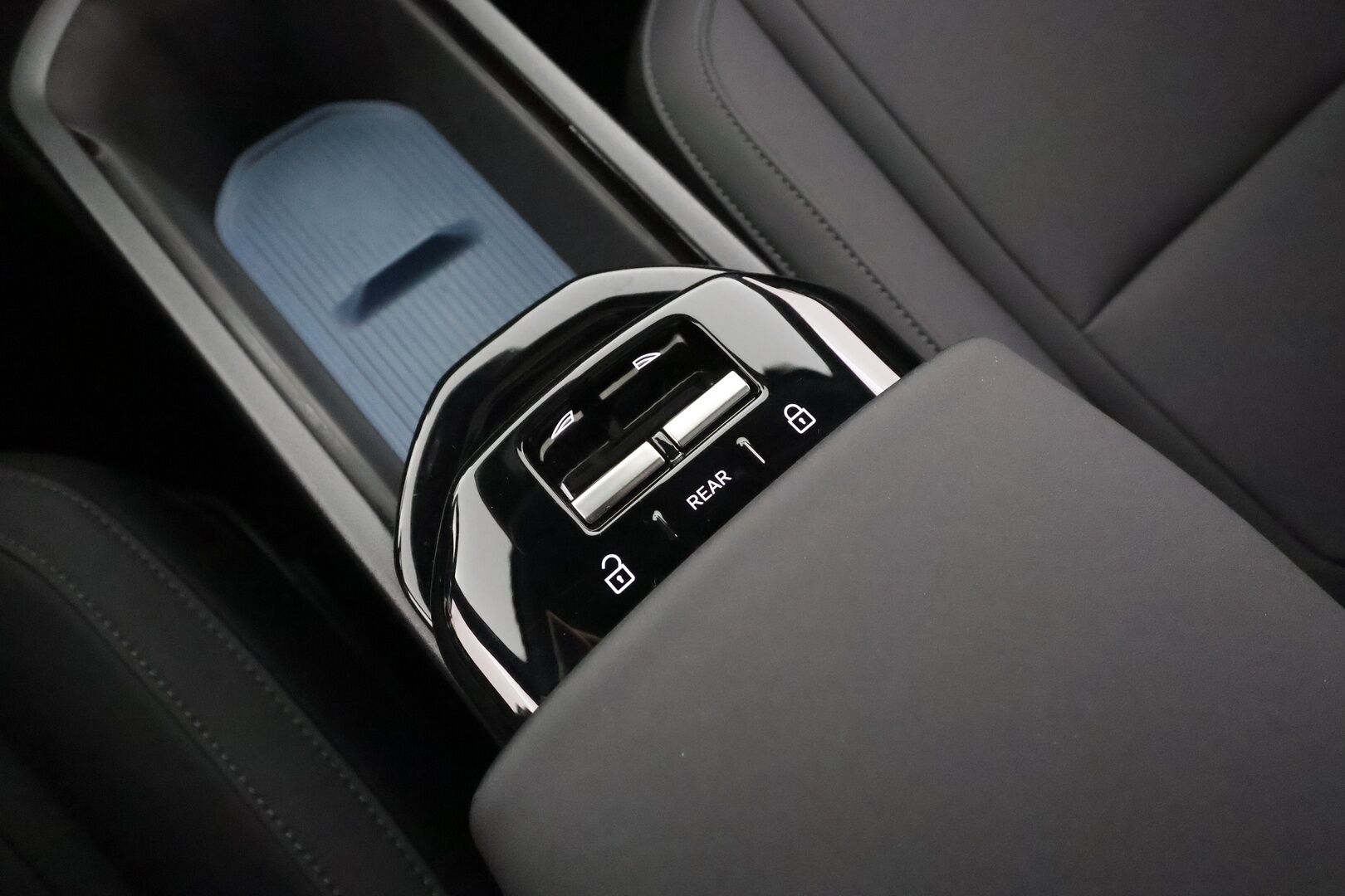 Volvo EX30 2024 Twin Performance Ultra * ILP / Koukku / Lasikatto / Pilot Assist / H&K / 360 / LED / Muistipenkki * - Merkkihuollot / Kahdet renkaat aluvanteilla