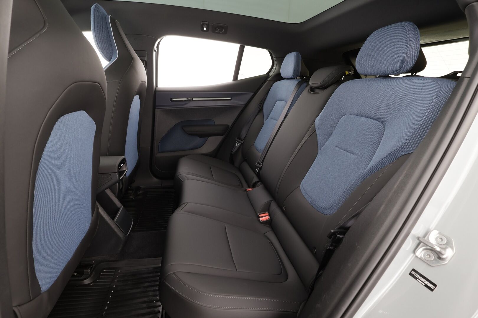 Volvo EX30 2024 Twin Performance Ultra * ILP / Koukku / Lasikatto / Pilot Assist / H&K / 360 / LED / Muistipenkki * - Merkkihuollot / Kahdet renkaat aluvanteilla