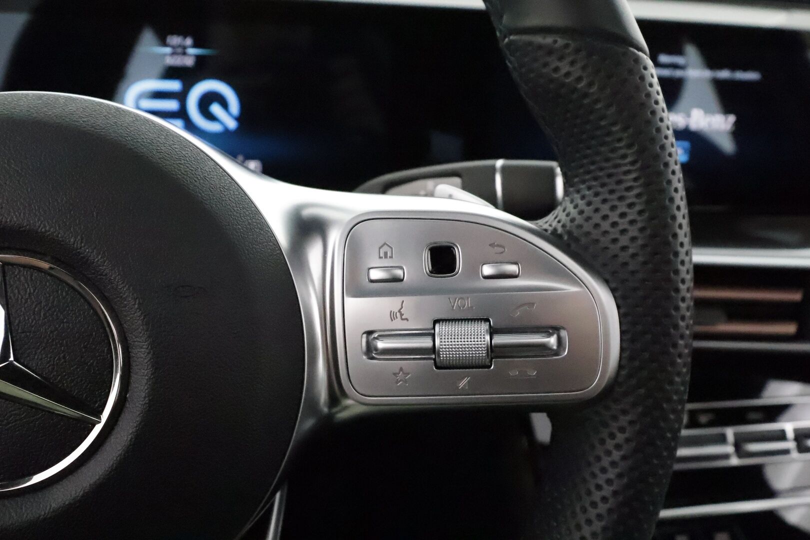 MERCEDES-BENZ EQC 2022 400 4Matic AMG Exclusive **Widescreen / HUD / ILS-LED / Distronic / 360° / Lasikattoluukku / Ilmastoidut Sporttinahat** - 3,99 % KORKOTARJOUS TÄHÄN AUTOON - 2x Latauskaapelit / Kahdet Renkaat / **HYVILLÄ KAMOILLA**